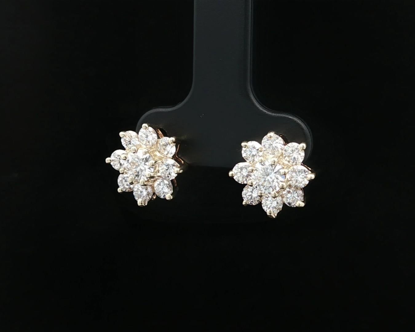 Boucles d'oreilles fleur en or jaune 14k avec 1,84ctw de diamant rond en grappe Pour femmes en vente