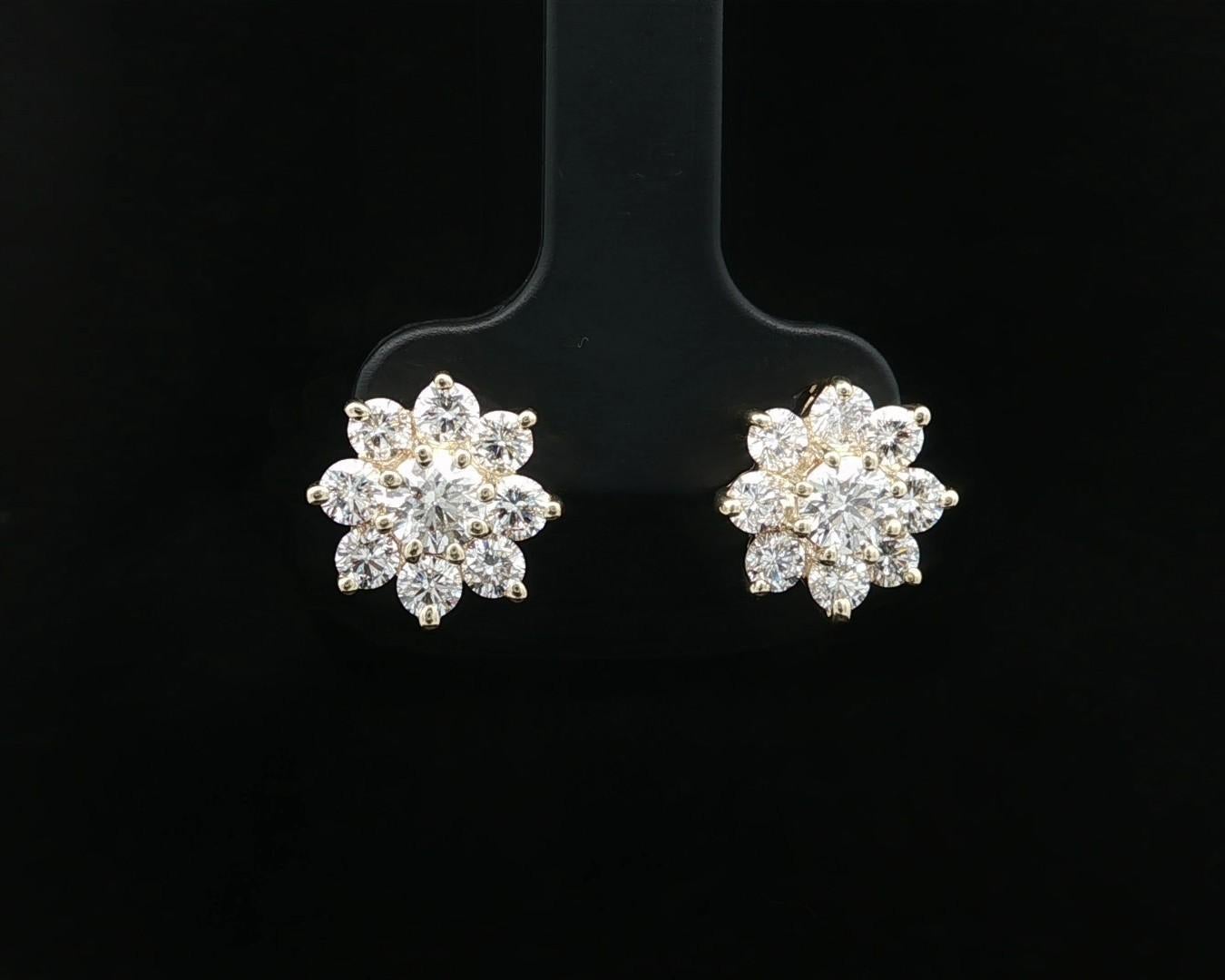 Boucles d'oreilles fleur en or jaune 14k avec 1,84ctw de diamant rond en grappe en vente 1