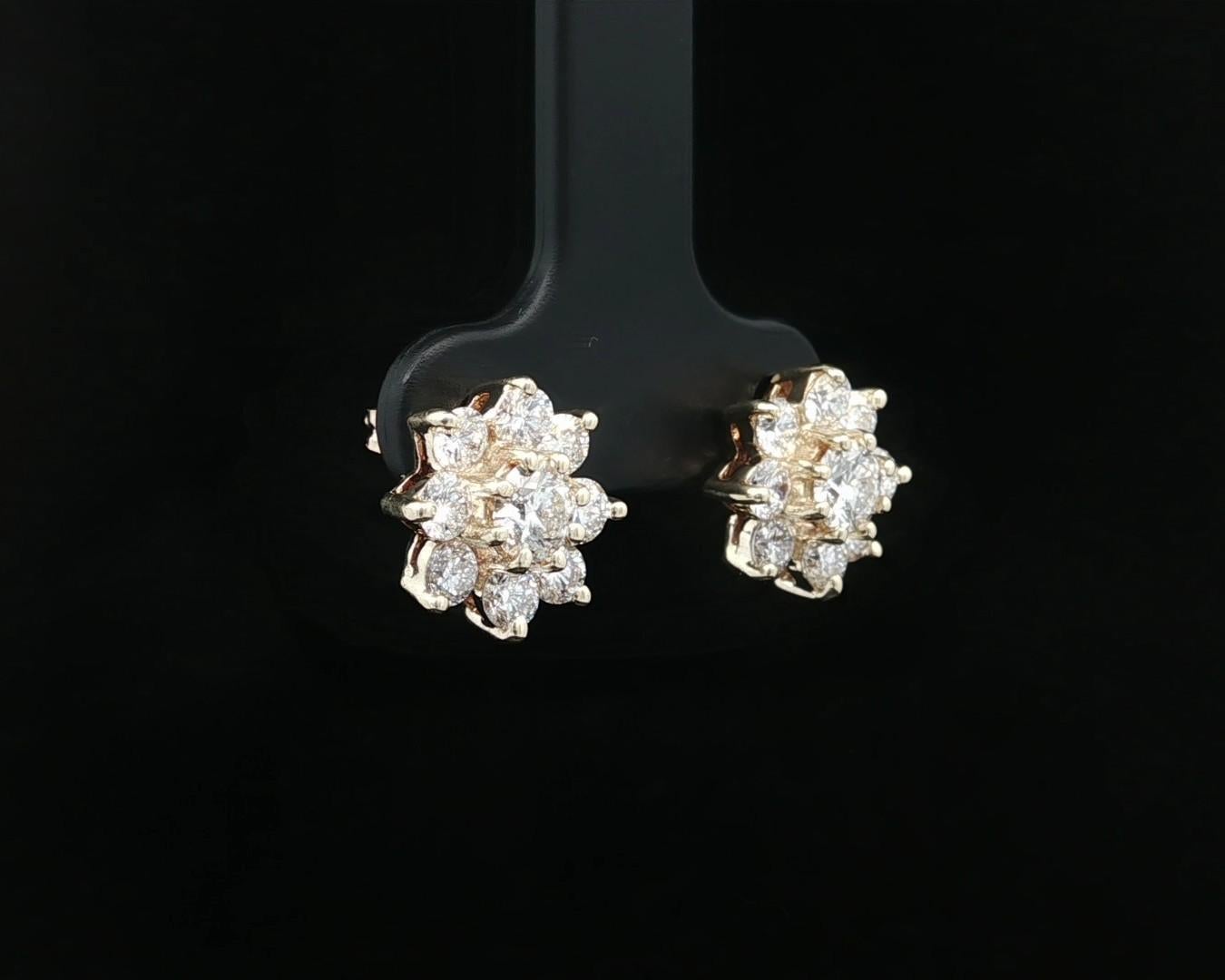 Boucles d'oreilles fleur en or jaune 14k avec 1,84ctw de diamant rond en grappe en vente 2