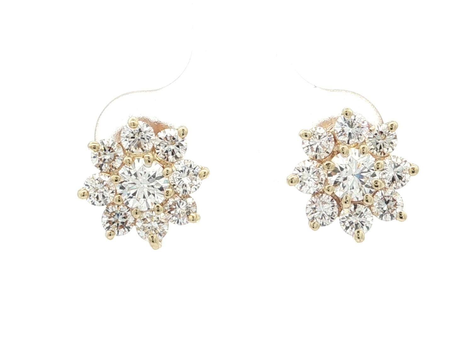 Boucles d'oreilles fleur en or jaune 14k avec 1,84ctw de diamant rond en grappe en vente