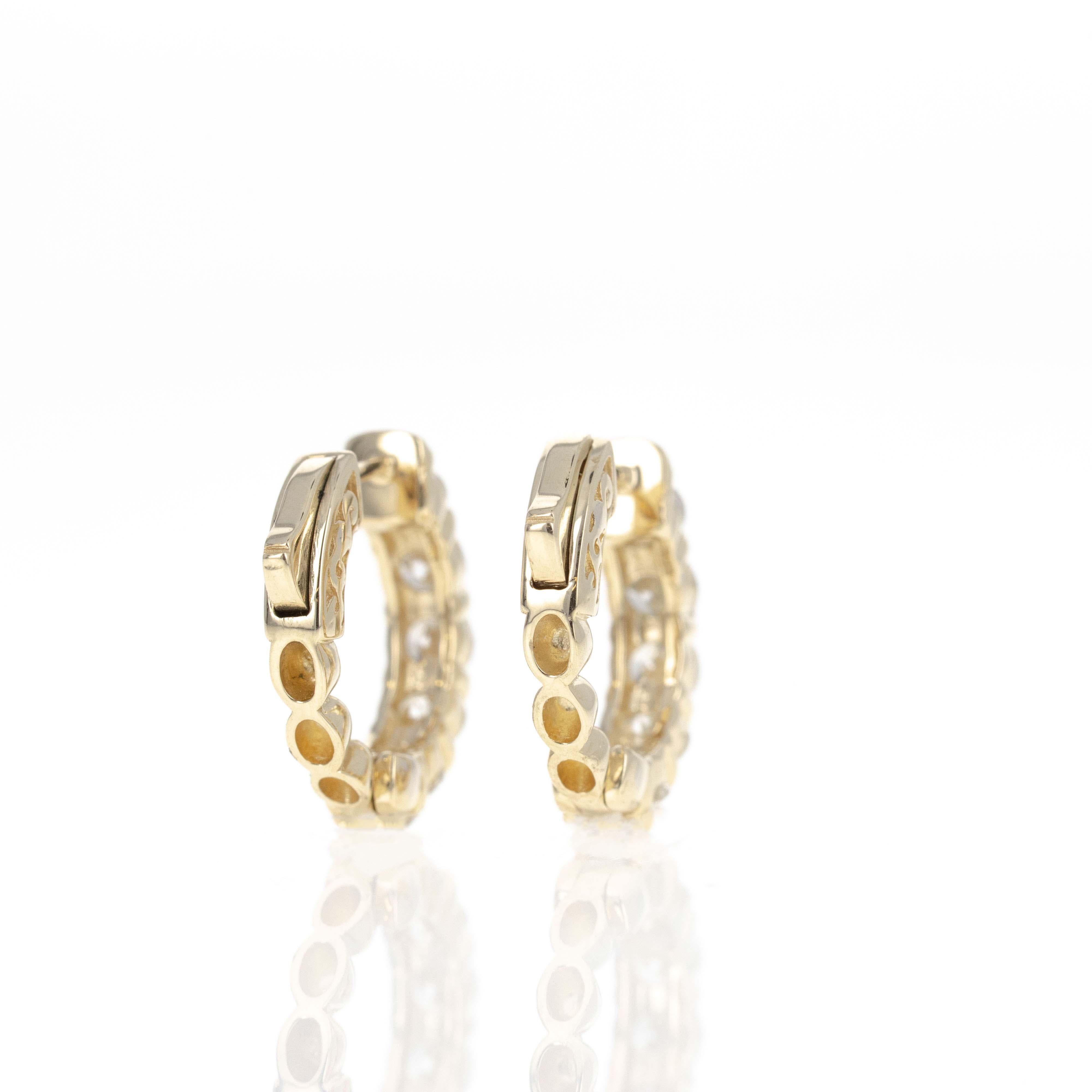 Époque : New
Composition : Or jaune 14K
Pierre principale : Dix diamants ronds taillés en brillant
Poids total en carats : 1,85 carats 
Couleur / Clarté : G-H / SI1-2
Poids de la boucle d'oreille : 4,5 grammes
Diamètre de la boucle d'oreille : 0,5