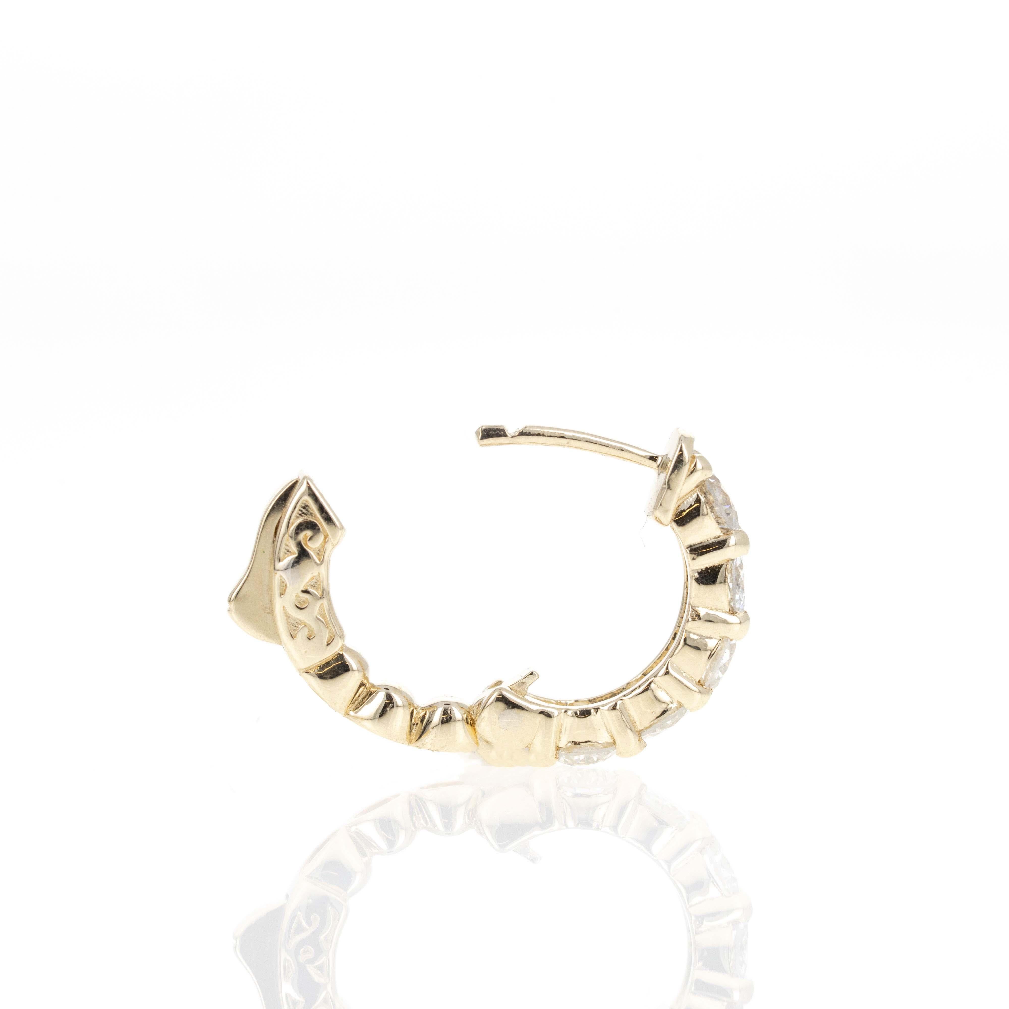 Taille ronde Créoles huggies en or jaune 14 carats avec diamants ronds de 1,85 carat en vente