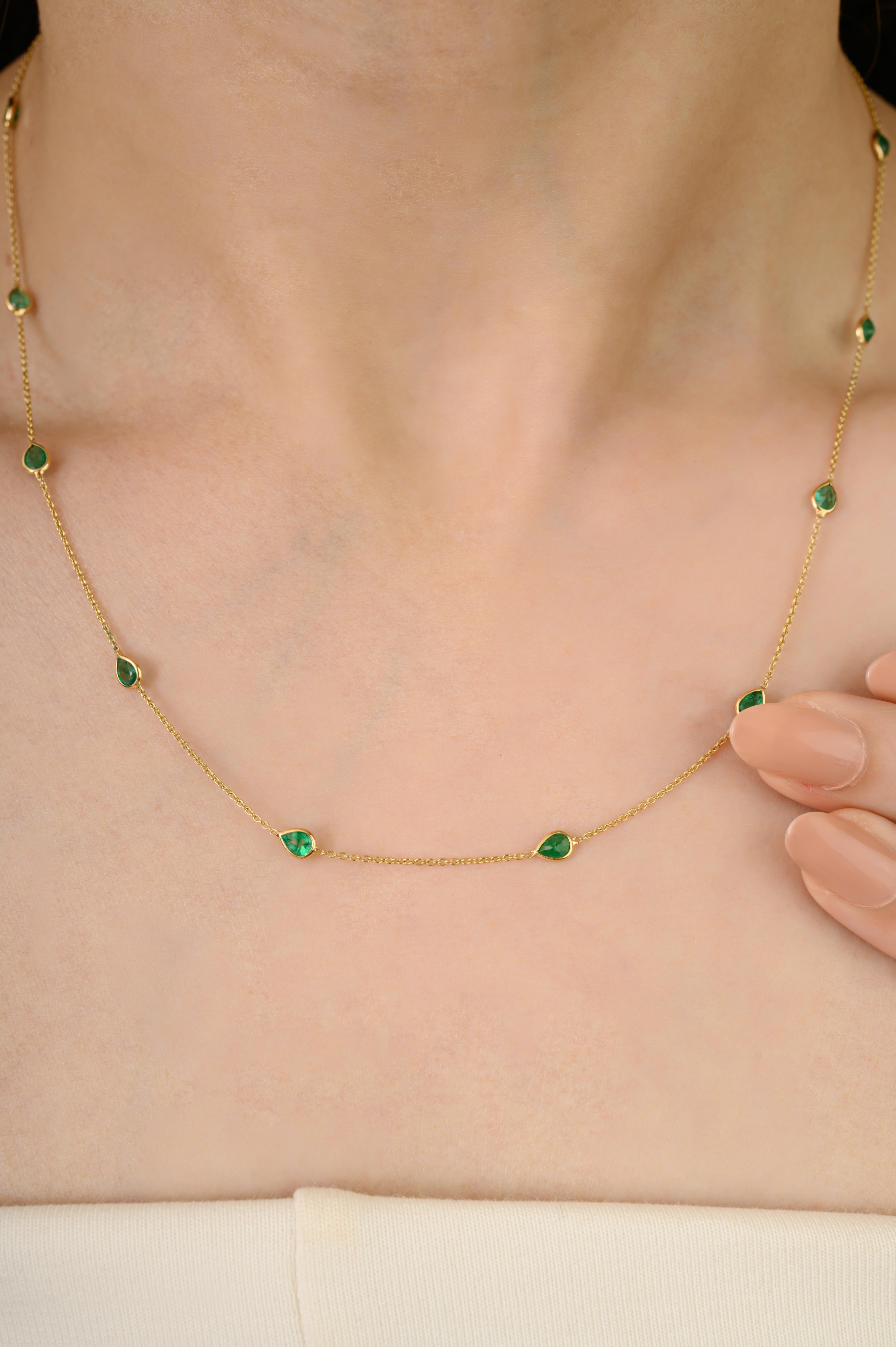 Questa elegante collana station in oro giallo massiccio 14K mette in mostra 1,8 carati di smeraldi taglio pera, ciascuno di 3x2 mm e meticolosamente incastonati per un look elegante e moderno. Elegata con perfetta simmetria lungo la catena da 18