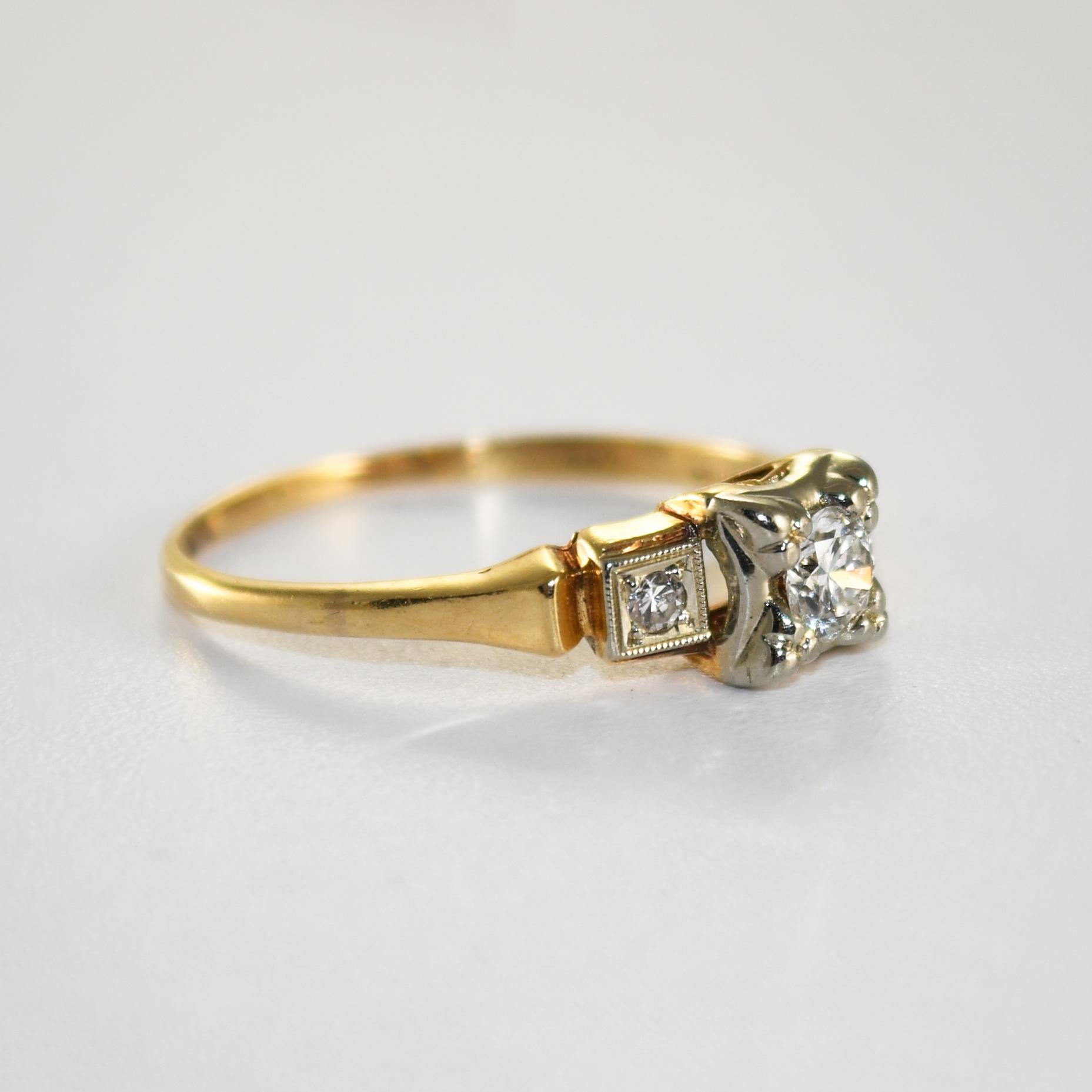Anillo de diamantes para mujer de oro amarillo de 14k y oro blanco de 18k.
Estampado 14k , 18k y pesa 1,8 gramos.
El anillo principal es de oro amarillo de 14k con una cabeza de oro blanco de 18k para el diamante central.
El diamante principal es