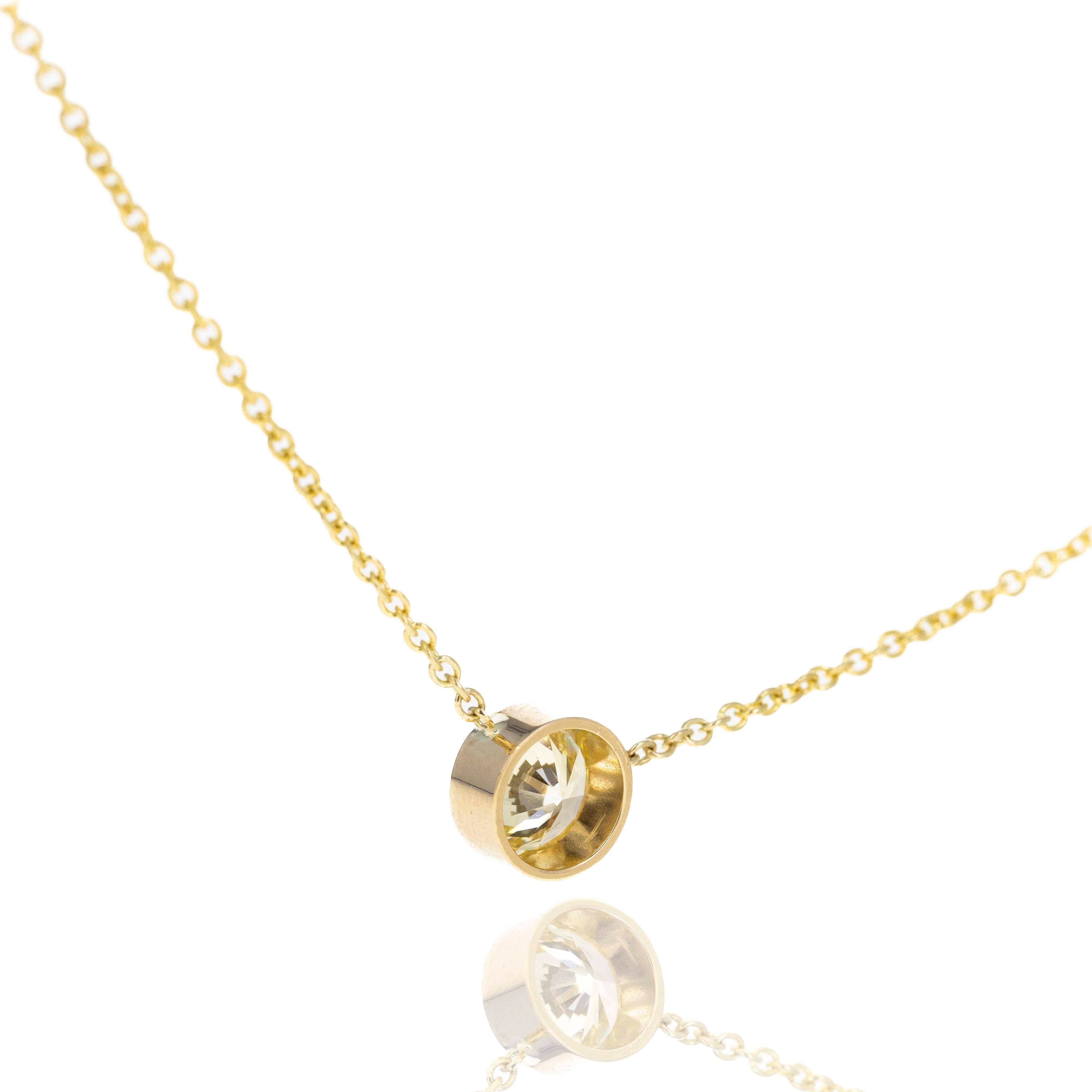 Taglio rotondo Collana con ciondolo a castone in oro giallo 14K con diamante giallo chiaro da 1,91 carati in vendita