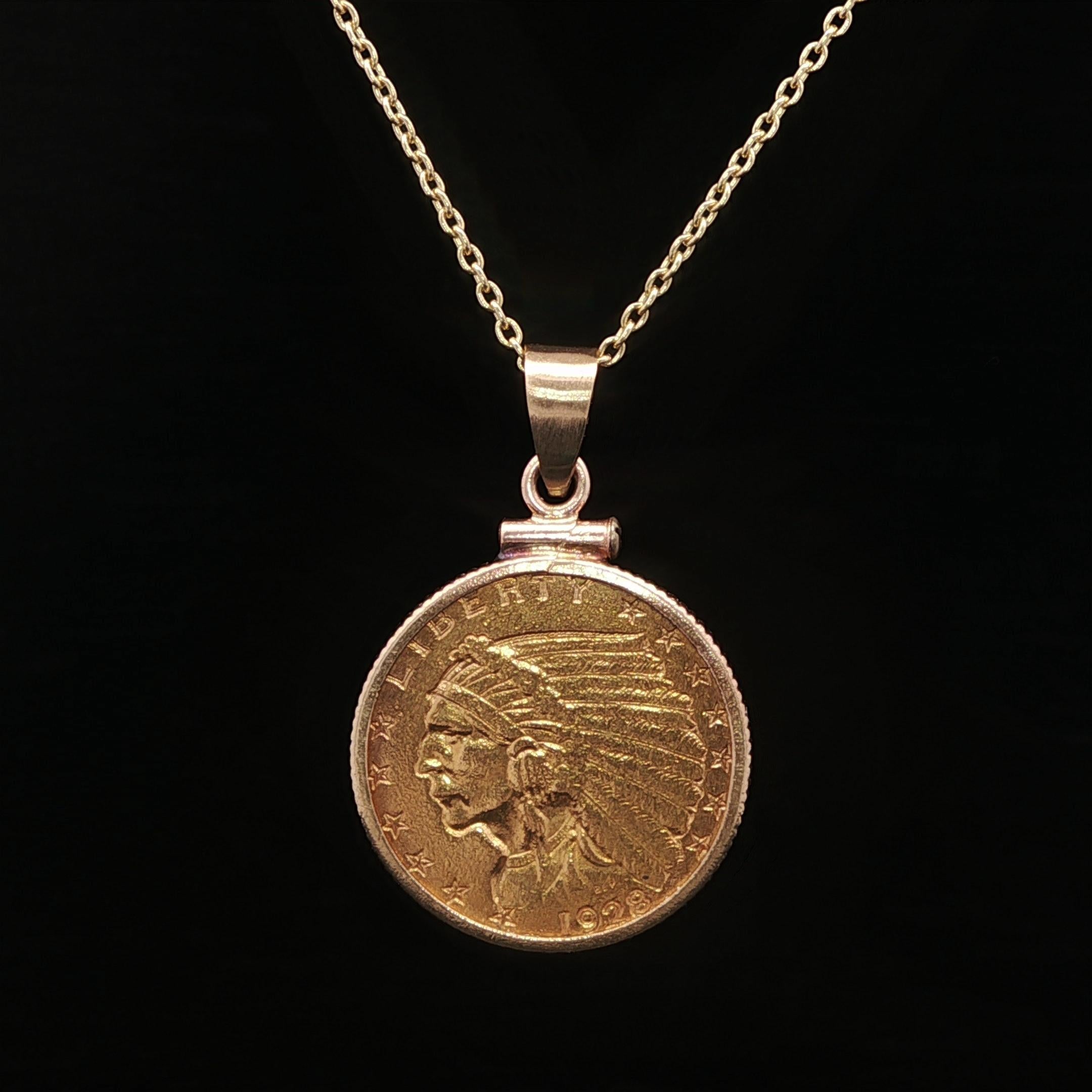 Donna Collana con ciondolo a forma di moneta con testa indiana in oro giallo 14k del 1928 da 2,50 dollari in vendita