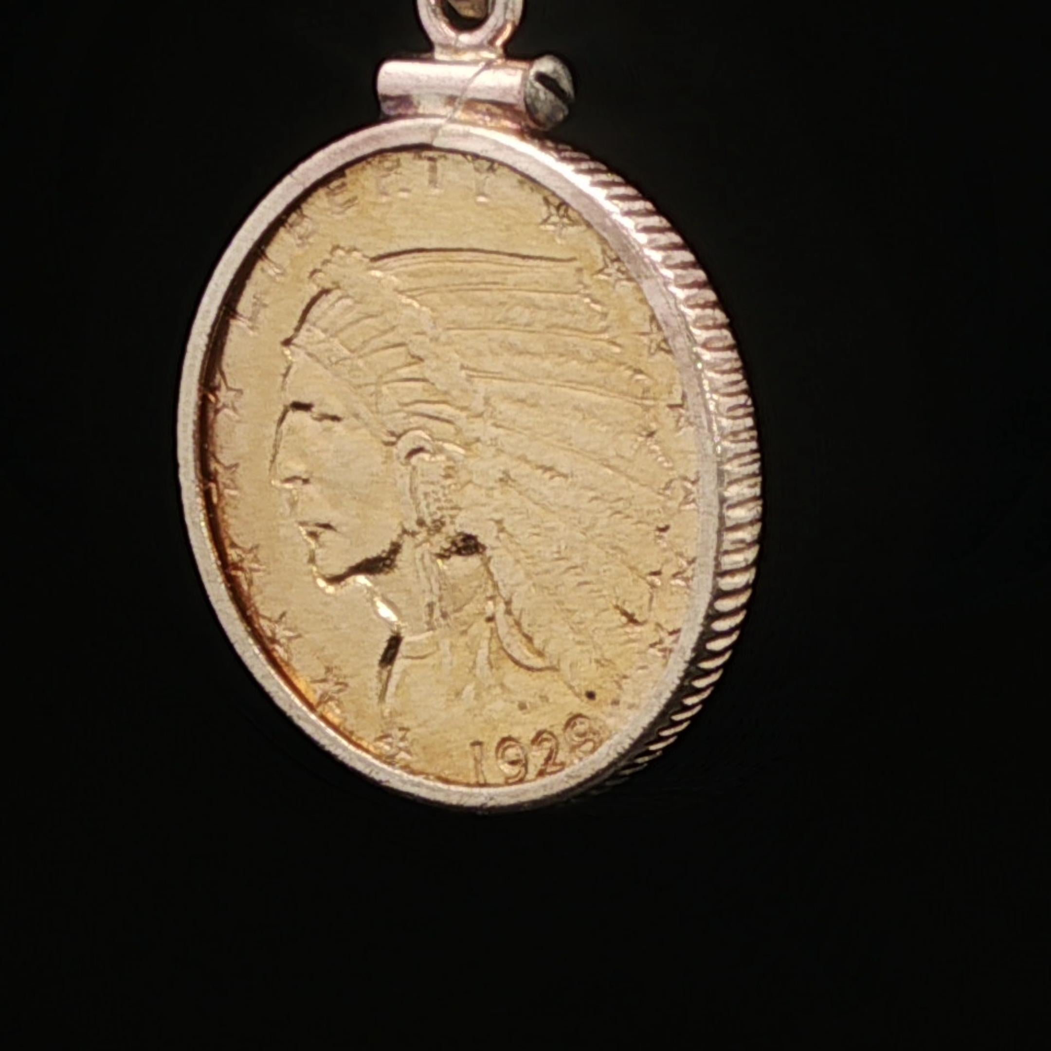 Collana con ciondolo a forma di moneta con testa indiana in oro giallo 14k del 1928 da 2,50 dollari in vendita 1