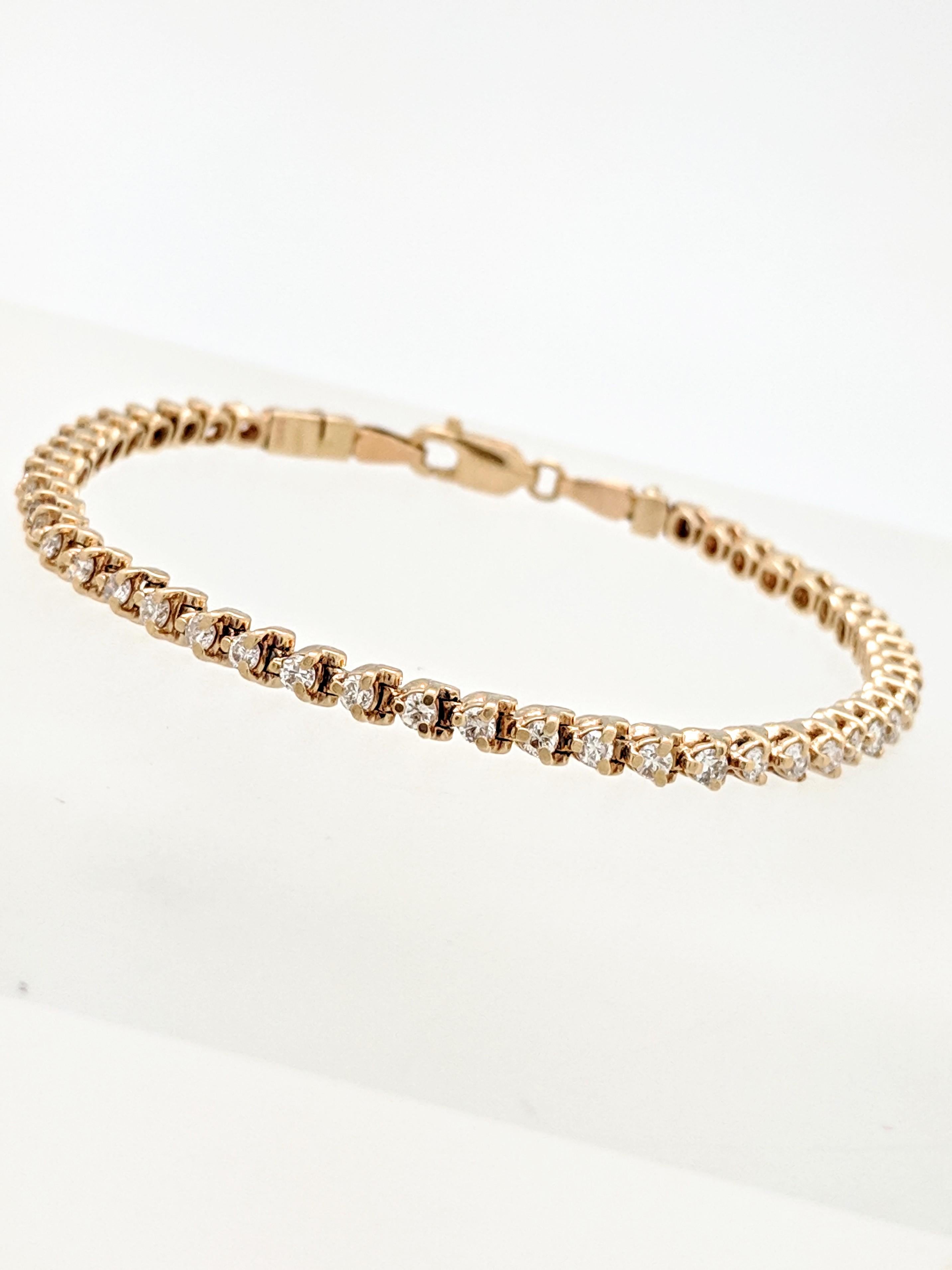 You are viewing a beautiful diamond tennis bracelet.
The bracelet is crafted from 14k yellow gold, measures 3mm in width, 7