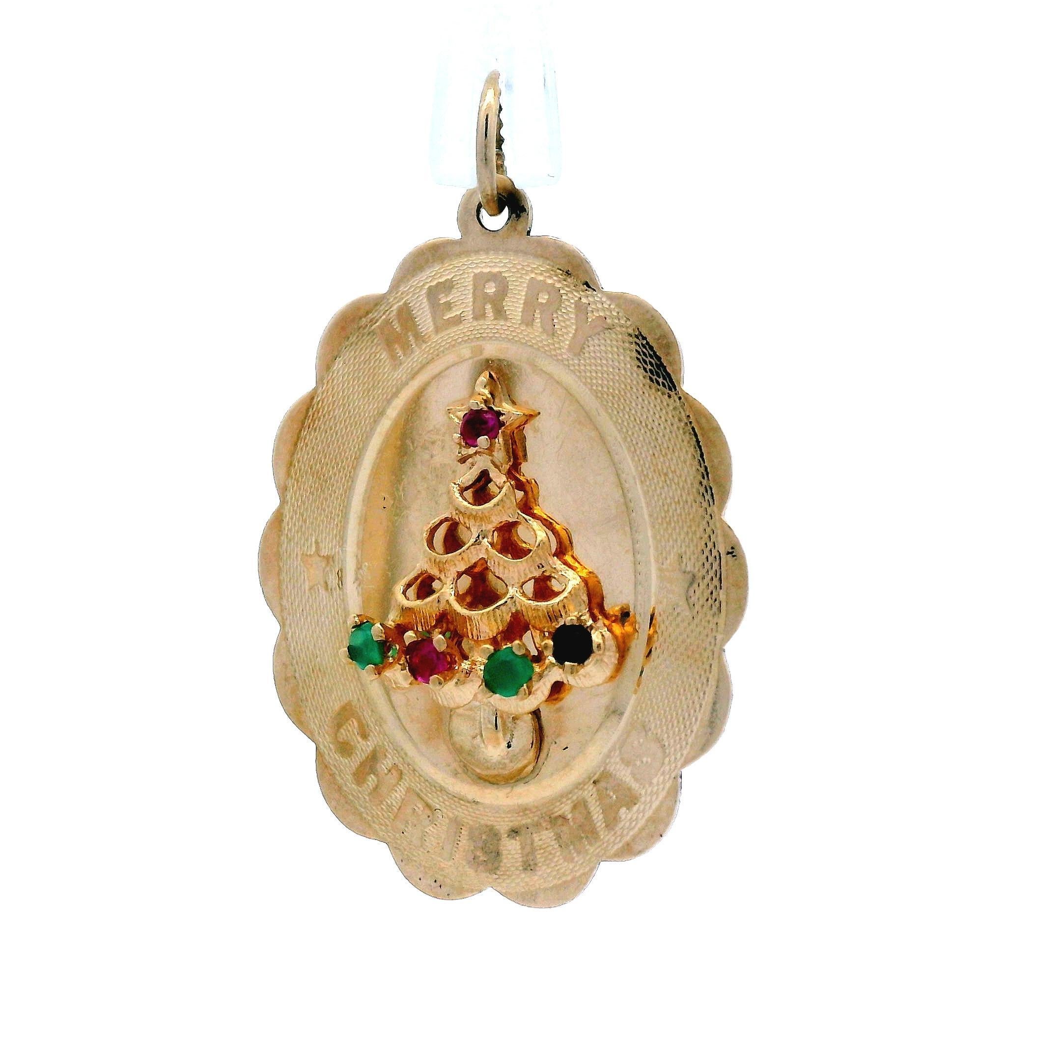 Dies ist ein fröhlicher Weihnachtsbaum-Anhänger aus den 1960er Jahren, gefertigt aus 14-karätigem Gelbgold mit Rubin und Smaragd und der Aufschrift 