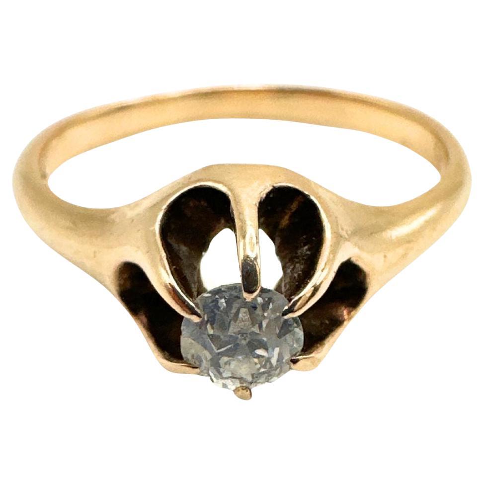 Entdecken Sie den unvergänglichen Charme des antiken Rings aus 14-karätigem Gelbgold, der mit einem weißen Brillanten verziert ist und das Wesen einer vergangenen Epoche verkörpert, insbesondere der viktorianischen Zeit. Dieser Ring, der gekonnt