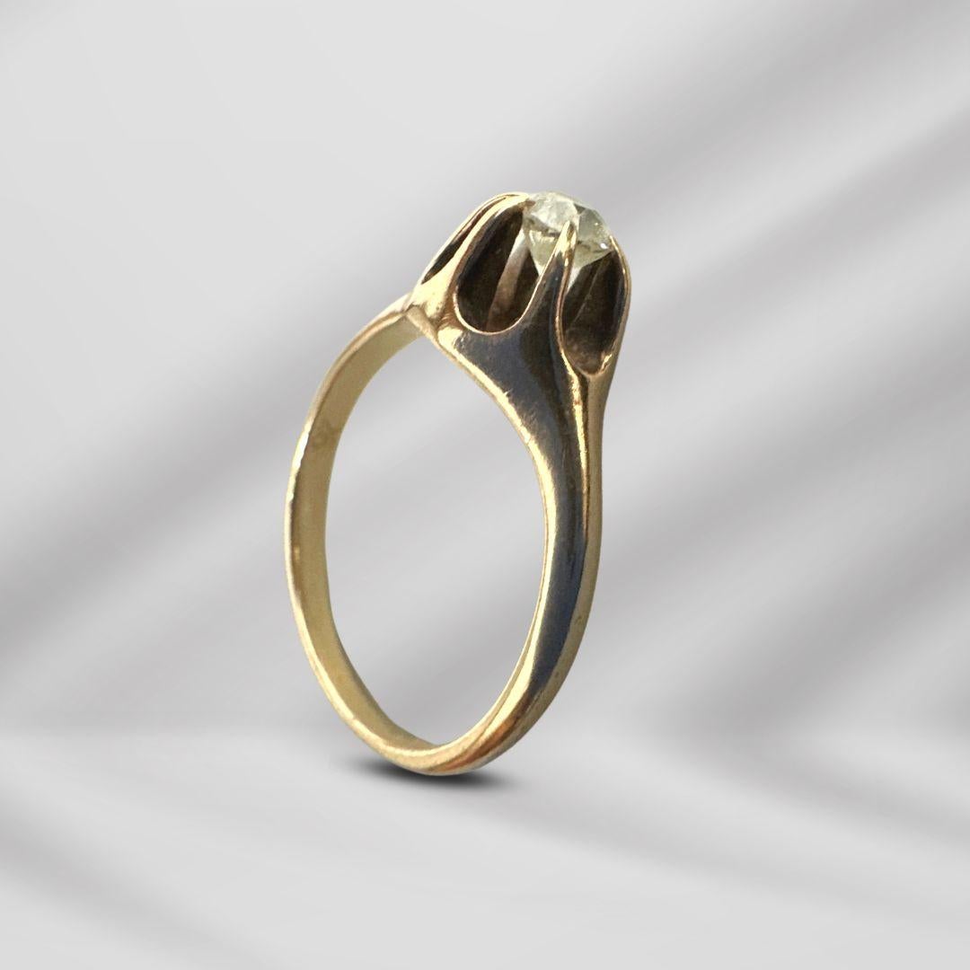 14 Karat Gelbgold Ring aus dem 19. Jahrhundert mit weißem Diamanten im Brillantschliff  Größe 5.75 (Viktorianisch) im Angebot