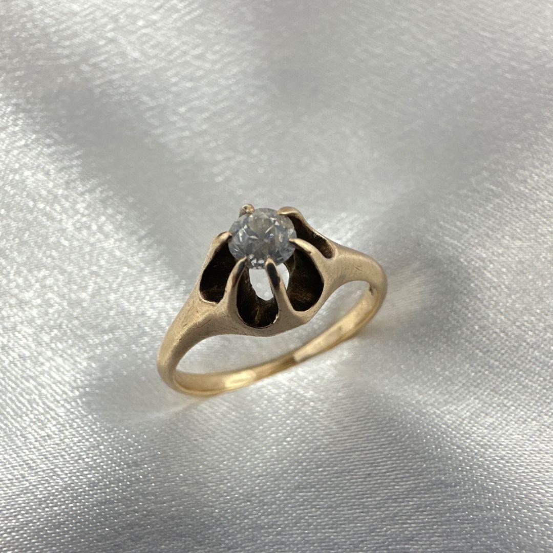 14 Karat Gelbgold Ring aus dem 19. Jahrhundert mit weißem Diamanten im Brillantschliff  Größe 5.75 im Angebot 1