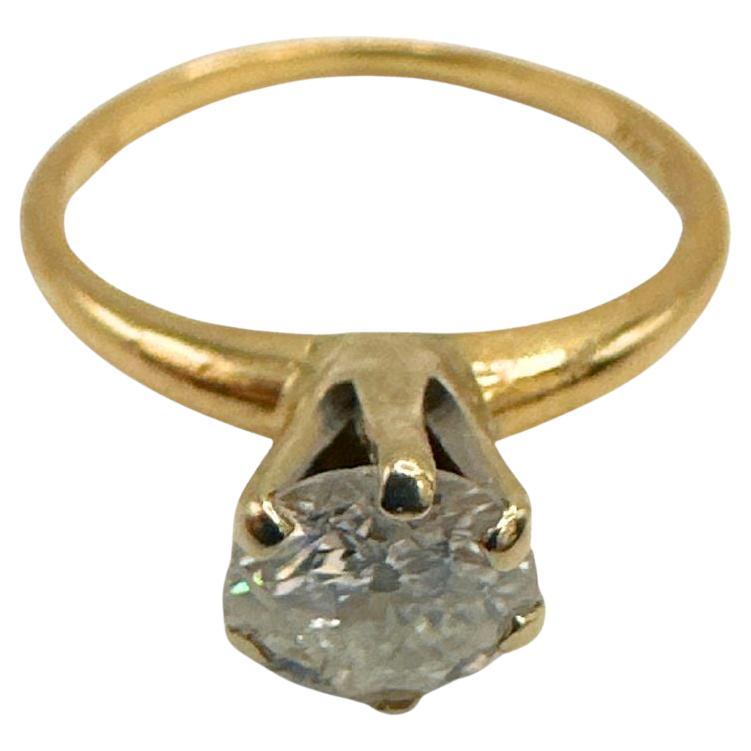 Verbessern Sie Ihre Schmucksammlung mit dem verführerischen Charme des 14K Gelbgold Stunning Antique Crown Ring mit Diamant. In diesem exquisiten Stück verschmelzen Vintage-inspiriertes Design und zeitgenössische Eleganz nahtlos zu einem fesselnden
