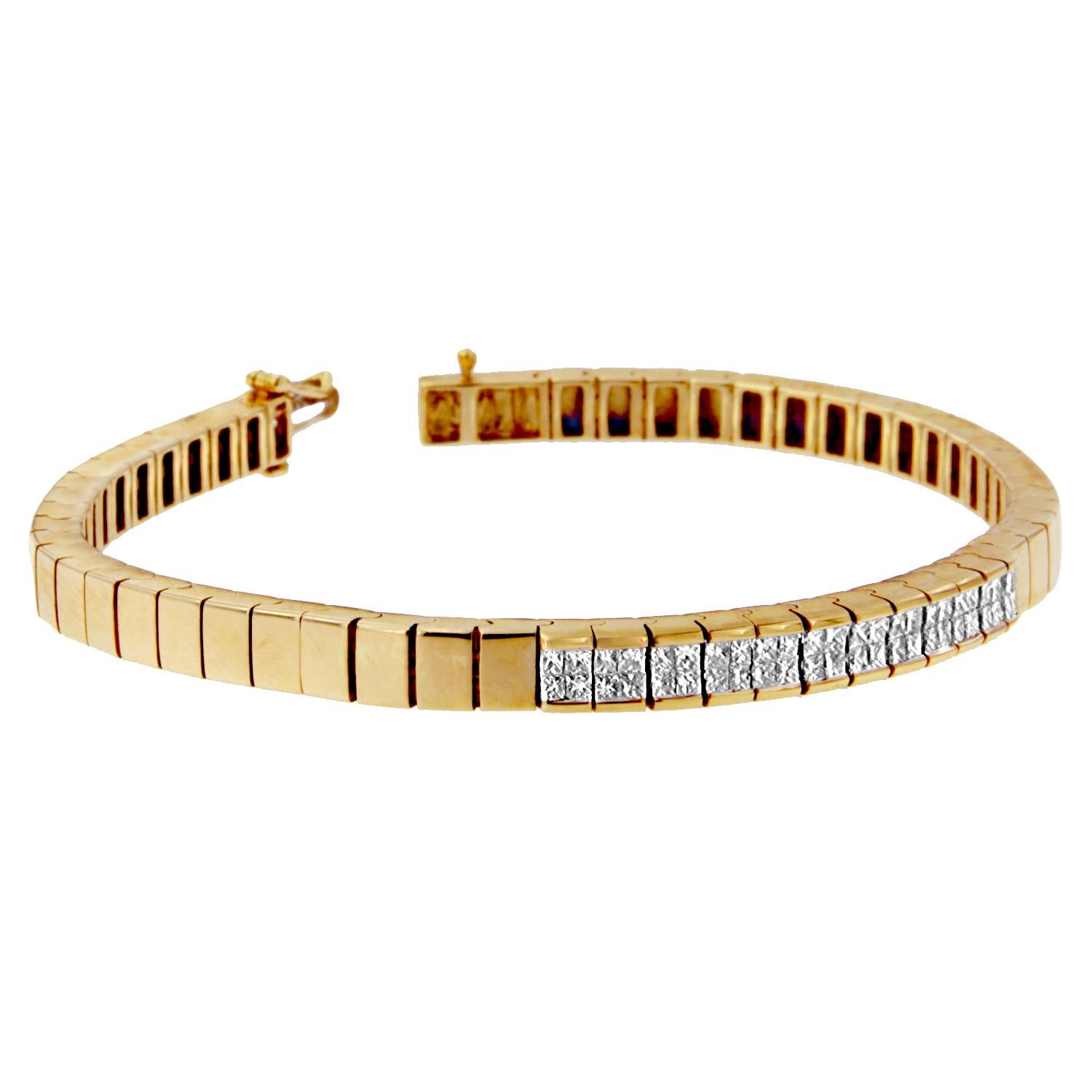 Gli spettatori non riusciranno a distogliere lo sguardo da questo braccialetto a fascia tennis quando lo indosserai con qualsiasi abito da sera. Composto da oro giallo a 14 carati, è lucidato a specchio per brillare con grazia. L'ornamento di questo