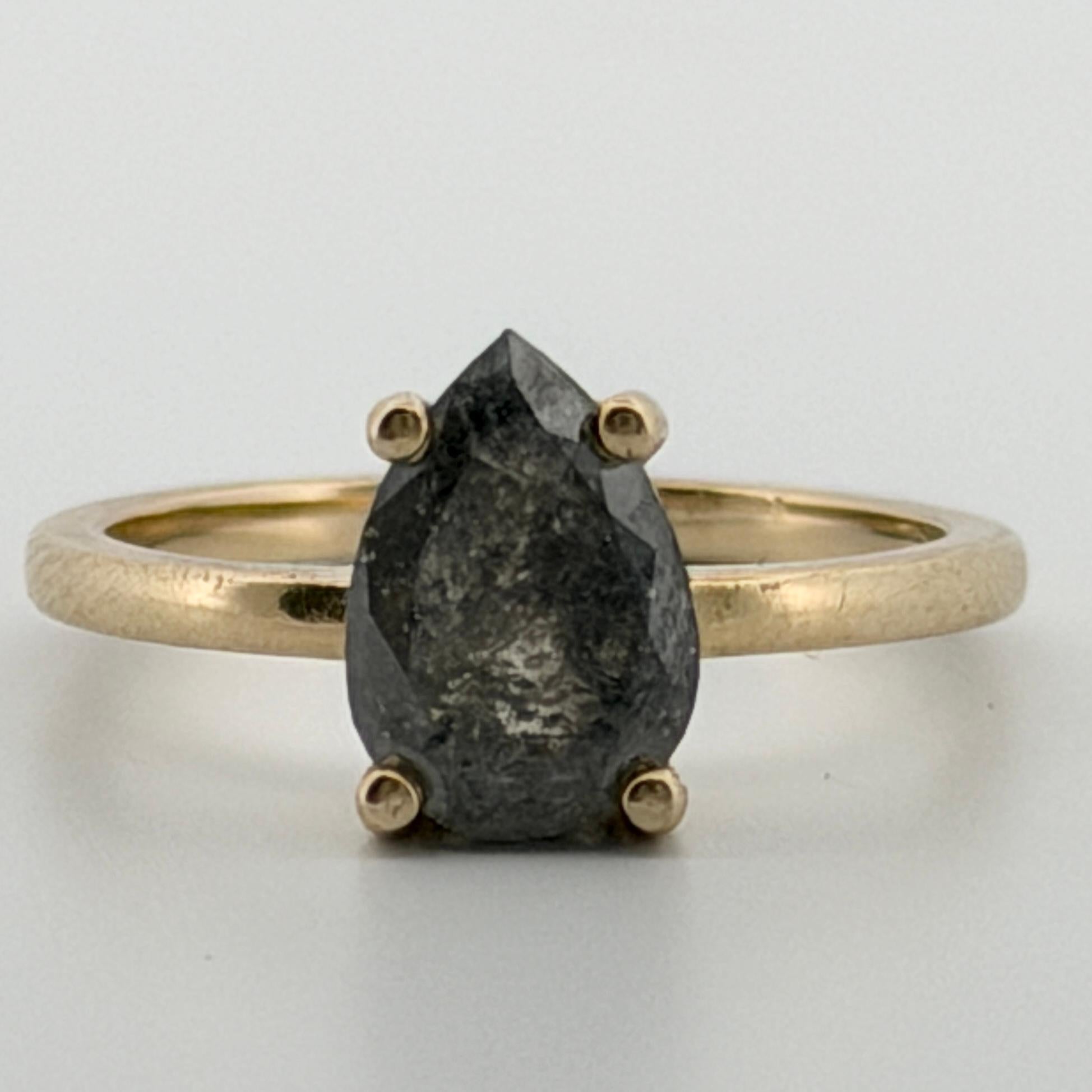 Bague en or jaune 14K avec diamant poire en forme de sel et de poivre naturel 1CTW Taille 4.25 en vente 5