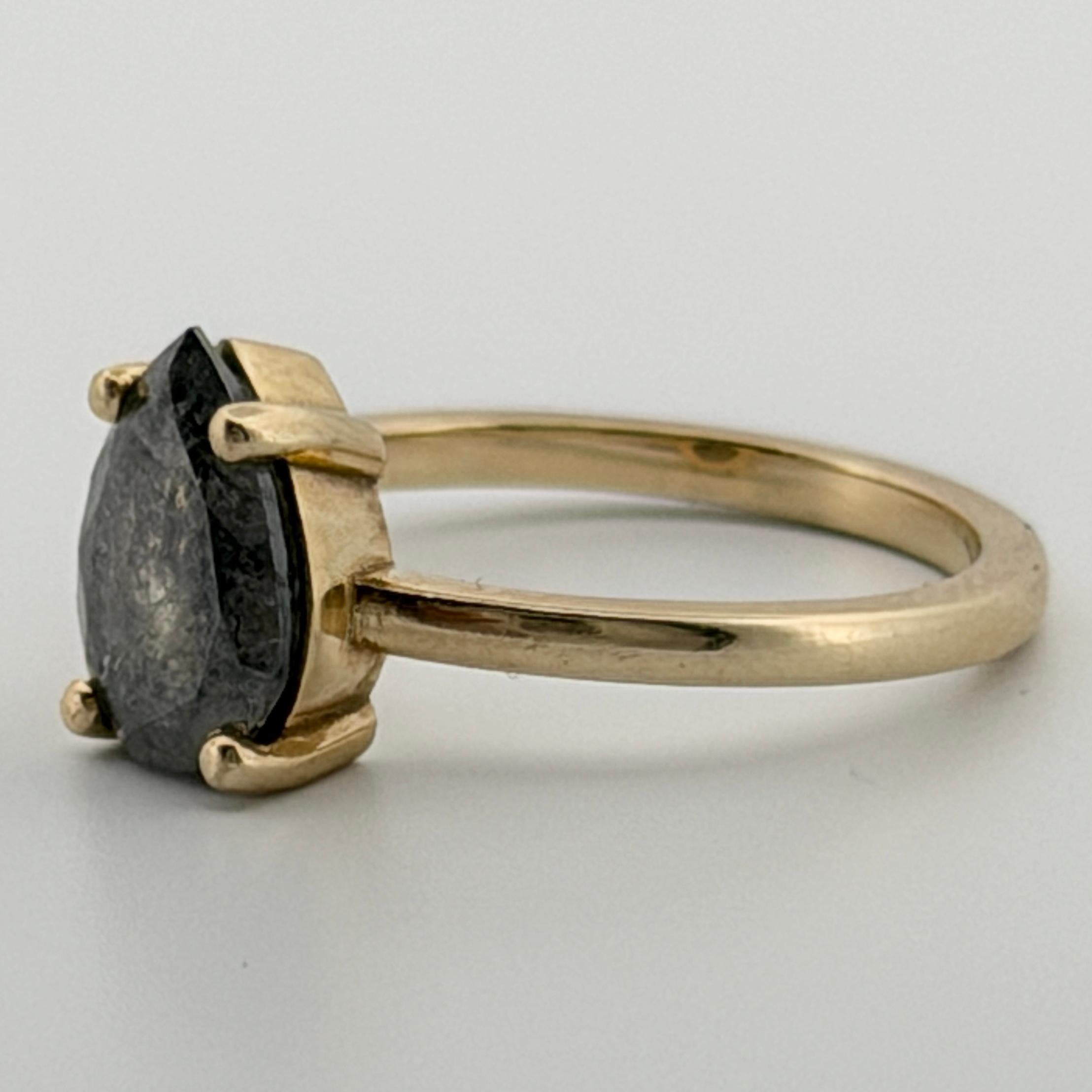 Bague en or jaune 14K avec diamant poire en forme de sel et de poivre naturel 1CTW Taille 4.25 en vente 6