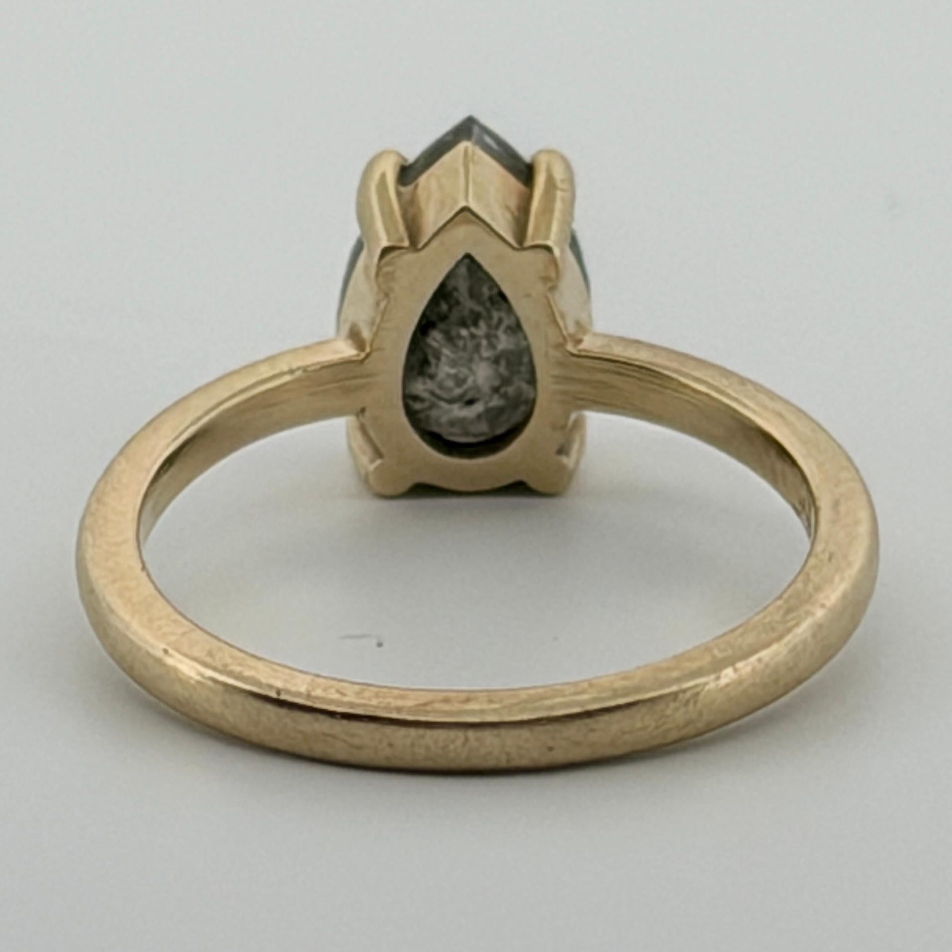 Bague en or jaune 14K avec diamant poire en forme de sel et de poivre naturel 1CTW Taille 4.25 en vente 7