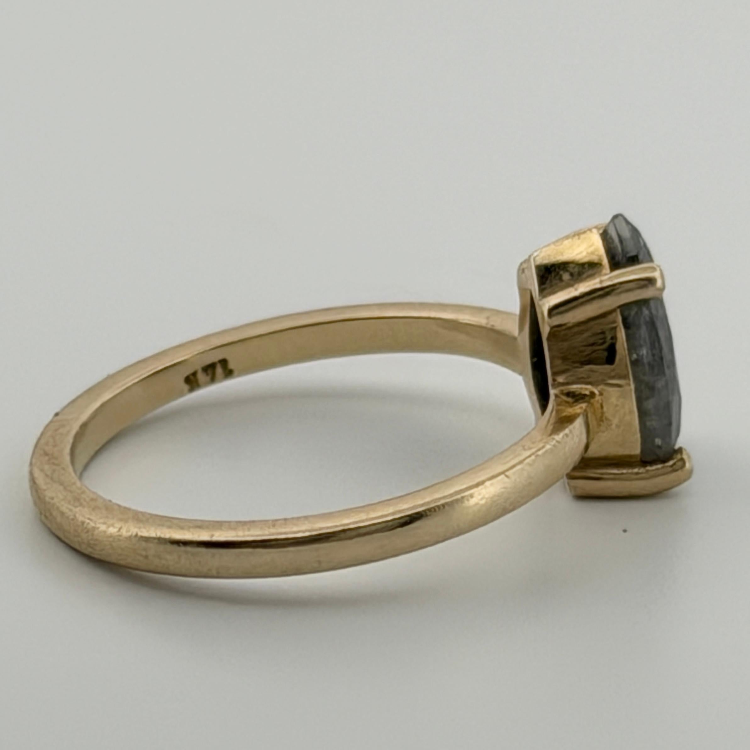 Bague en or jaune 14K avec diamant poire en forme de sel et de poivre naturel 1CTW Taille 4.25 en vente 9