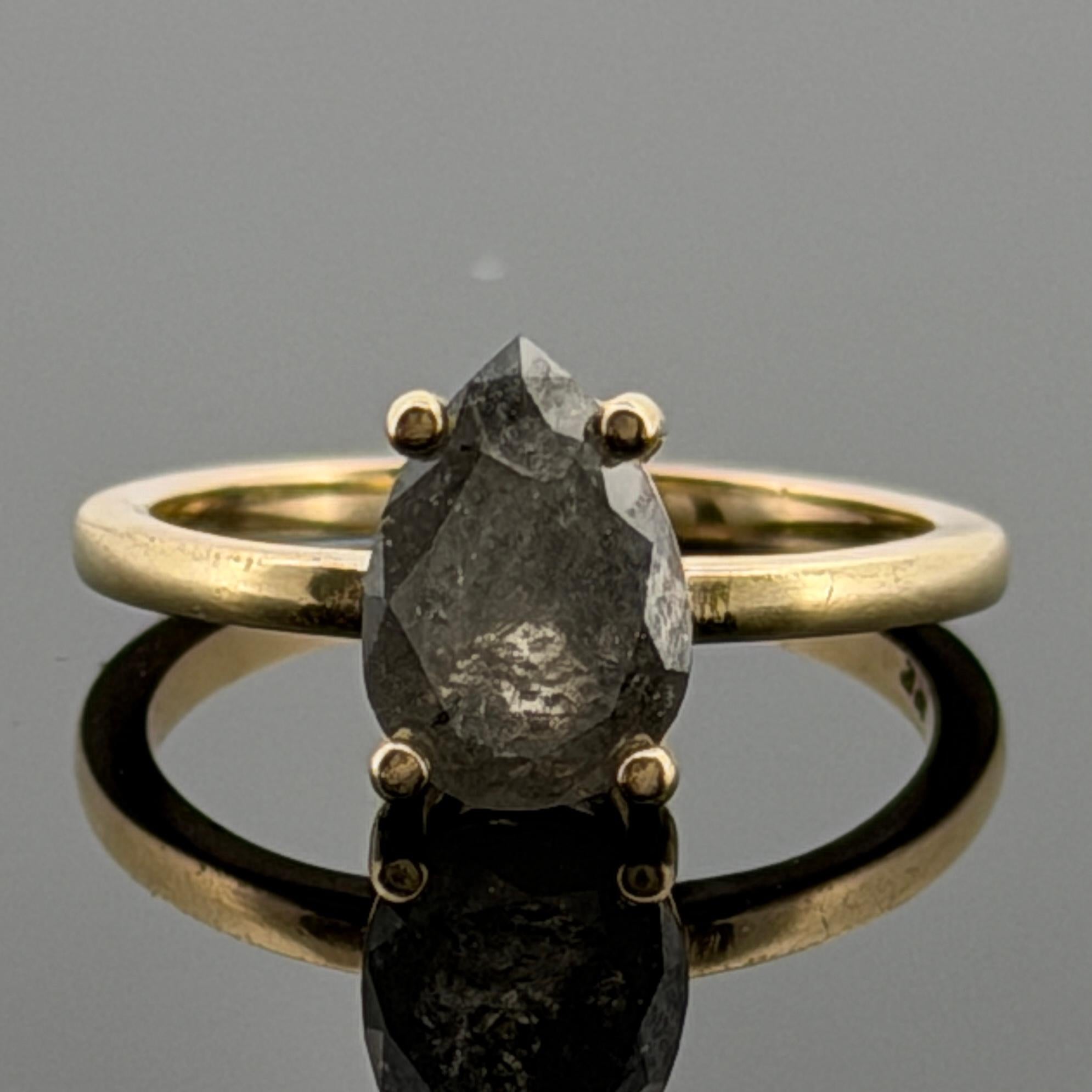 Bague solitaire diamant poire sel et poivre naturel - or jaune 14K - taille 4.25

🡆 Description :
Cette bague est un solitaire en or jaune 14 carats avec un diamant en forme de poire en forme de sel et de poivre. La pièce maîtresse est un diamant