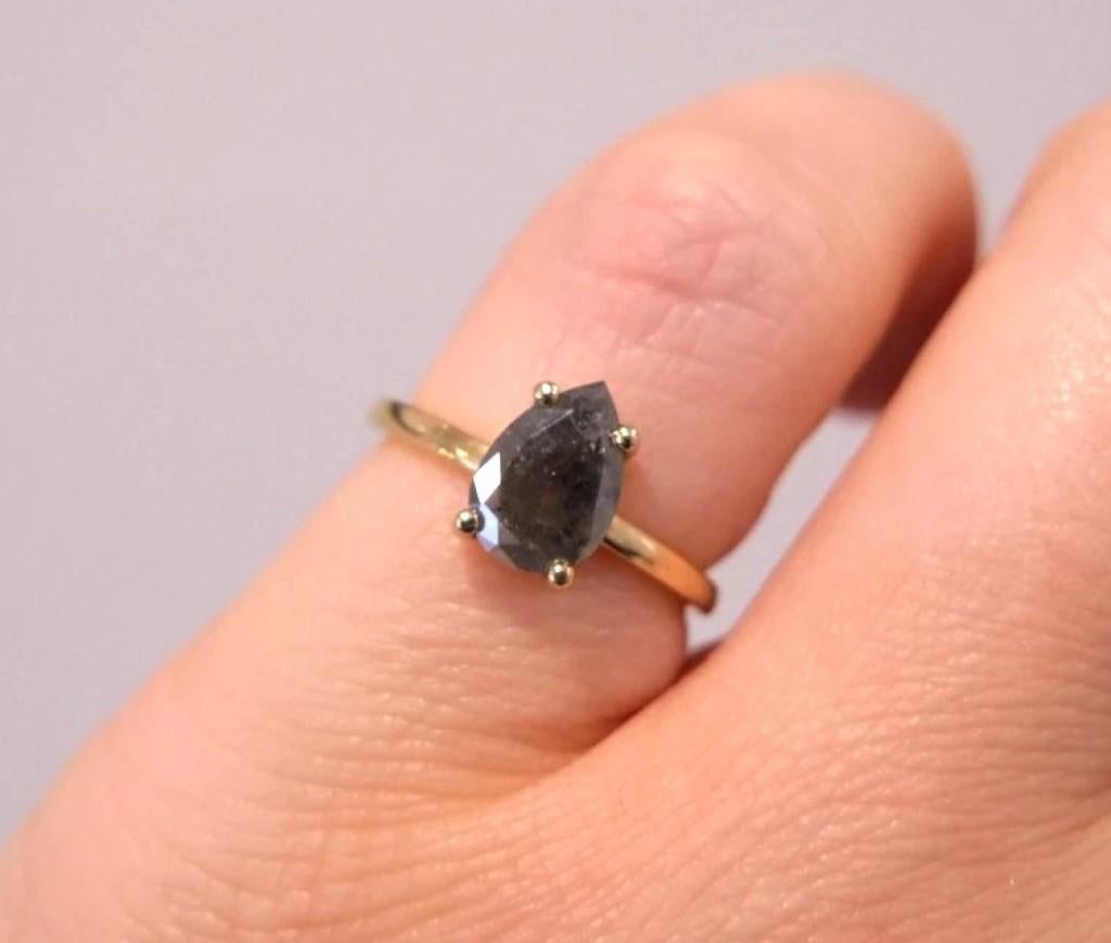 Bague en or jaune 14K avec diamant poire en forme de sel et de poivre naturel 1CTW Taille 4.25 Bon état - En vente à Carmel By The Sea, CA