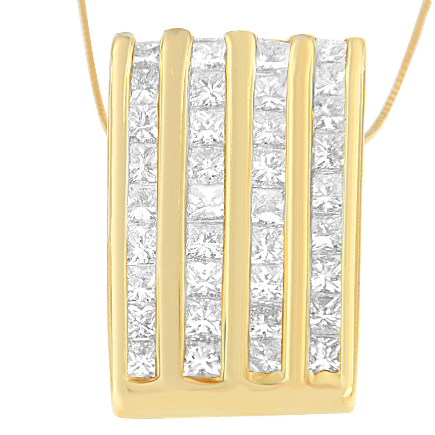Ce pendentif bloc rayonnant est orné de plus de deux carats de diamants de taille princesse pour un style vraiment brillant. Avec ses bandes intermédiaires en or jaune 14 carats, c'est une pièce qui ne passe pas inaperçue. Ce magnifique collier