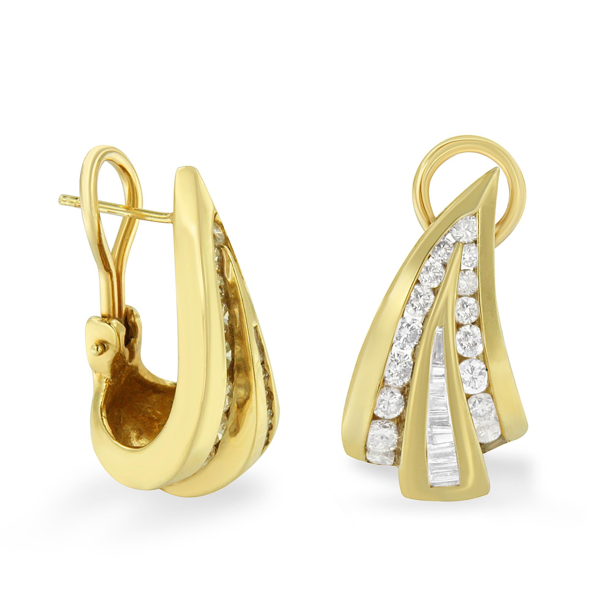 Moderne Créoles en or jaune 14 carats avec diamants taille ronde et baguette de 2 1/4 carats en vente