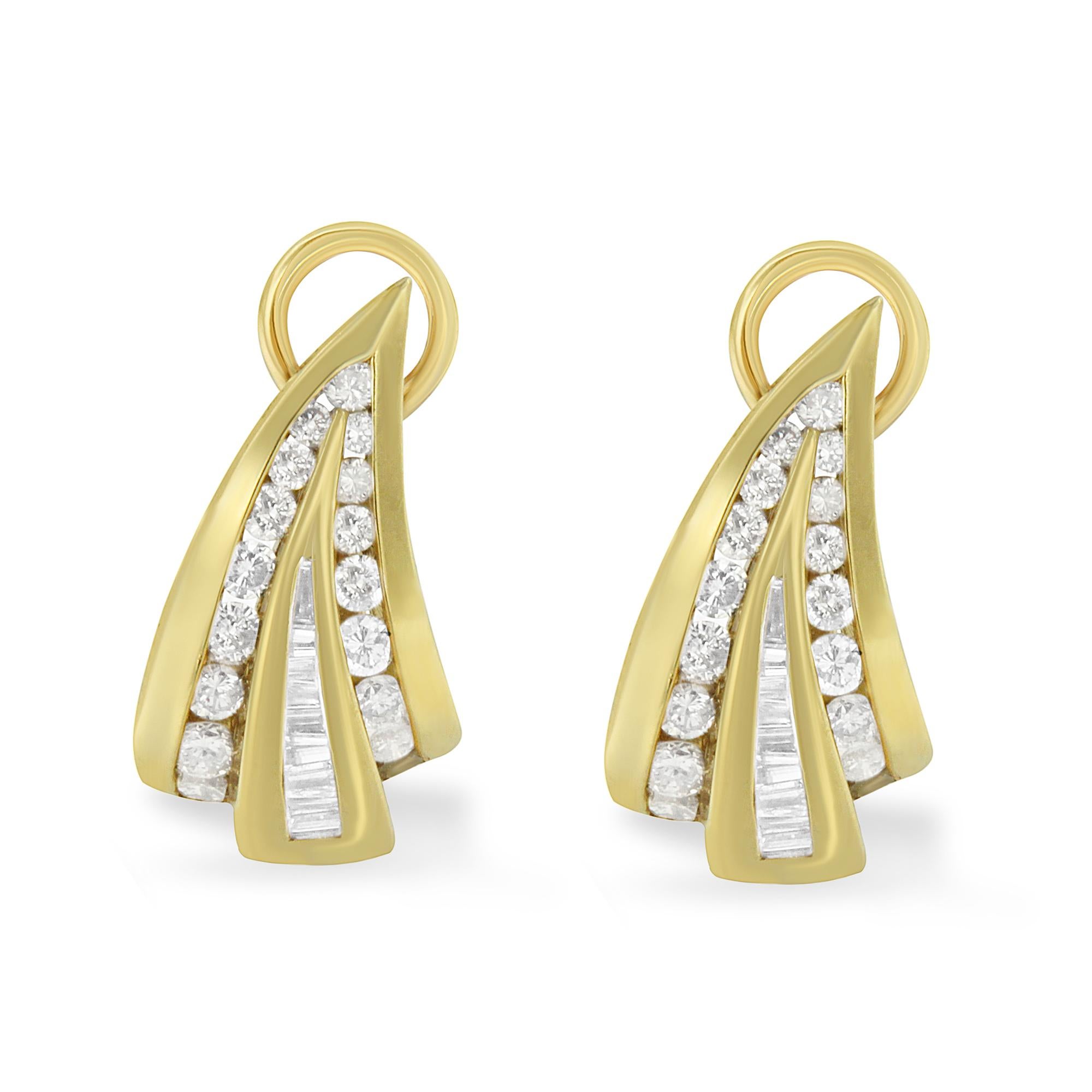 Taille ronde Créoles en or jaune 14 carats avec diamants taille ronde et baguette de 2 1/4 carats en vente