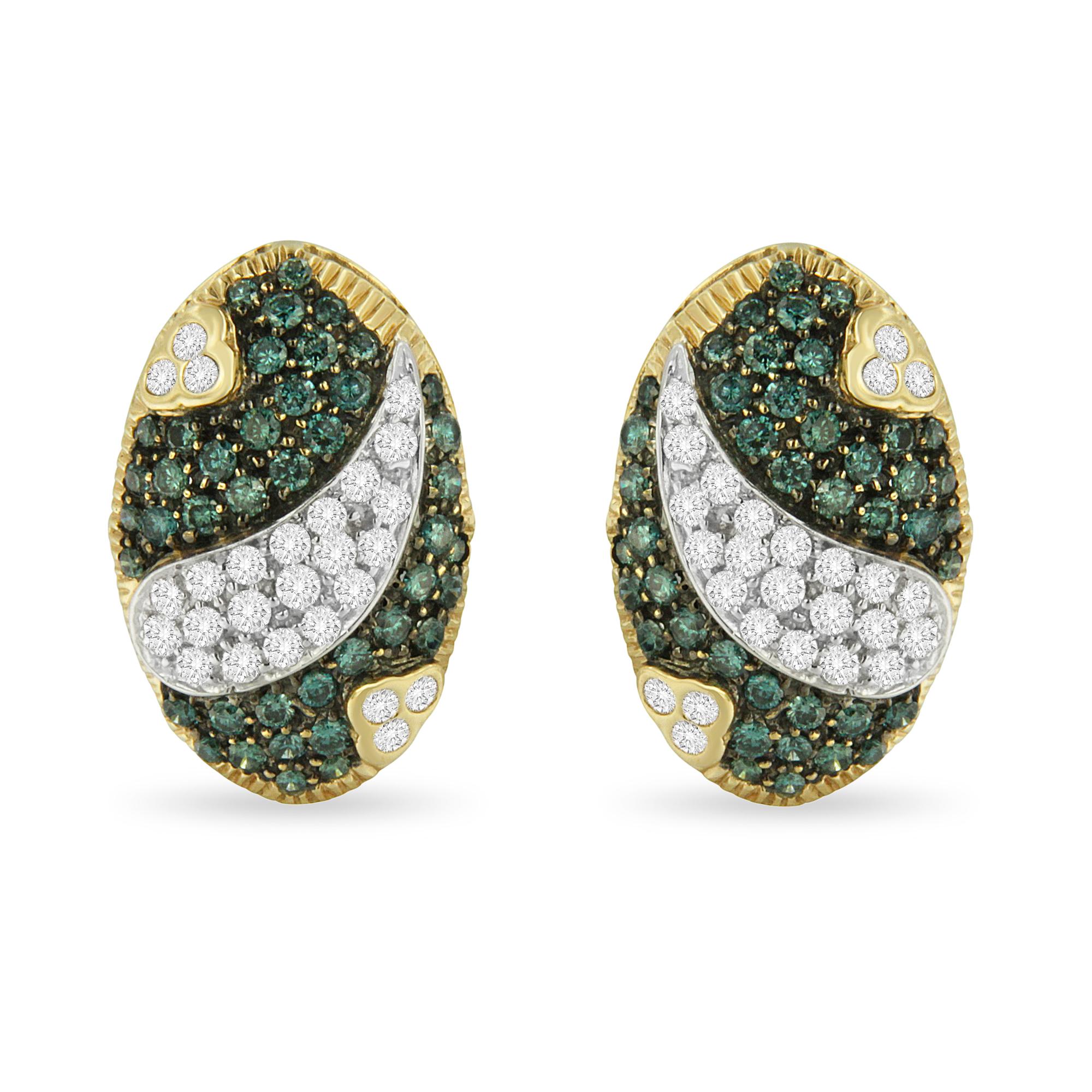 Elégantes et audacieuses, ces boucles d'oreilles en diamant bleu et blanc, avec dos oméga, sont une pièce de choix. Des diamants blancs taillés en rond créent une forme de goutte qui s'inscrit entre des diamants bleus traités en couleur. 2 1/4 ct