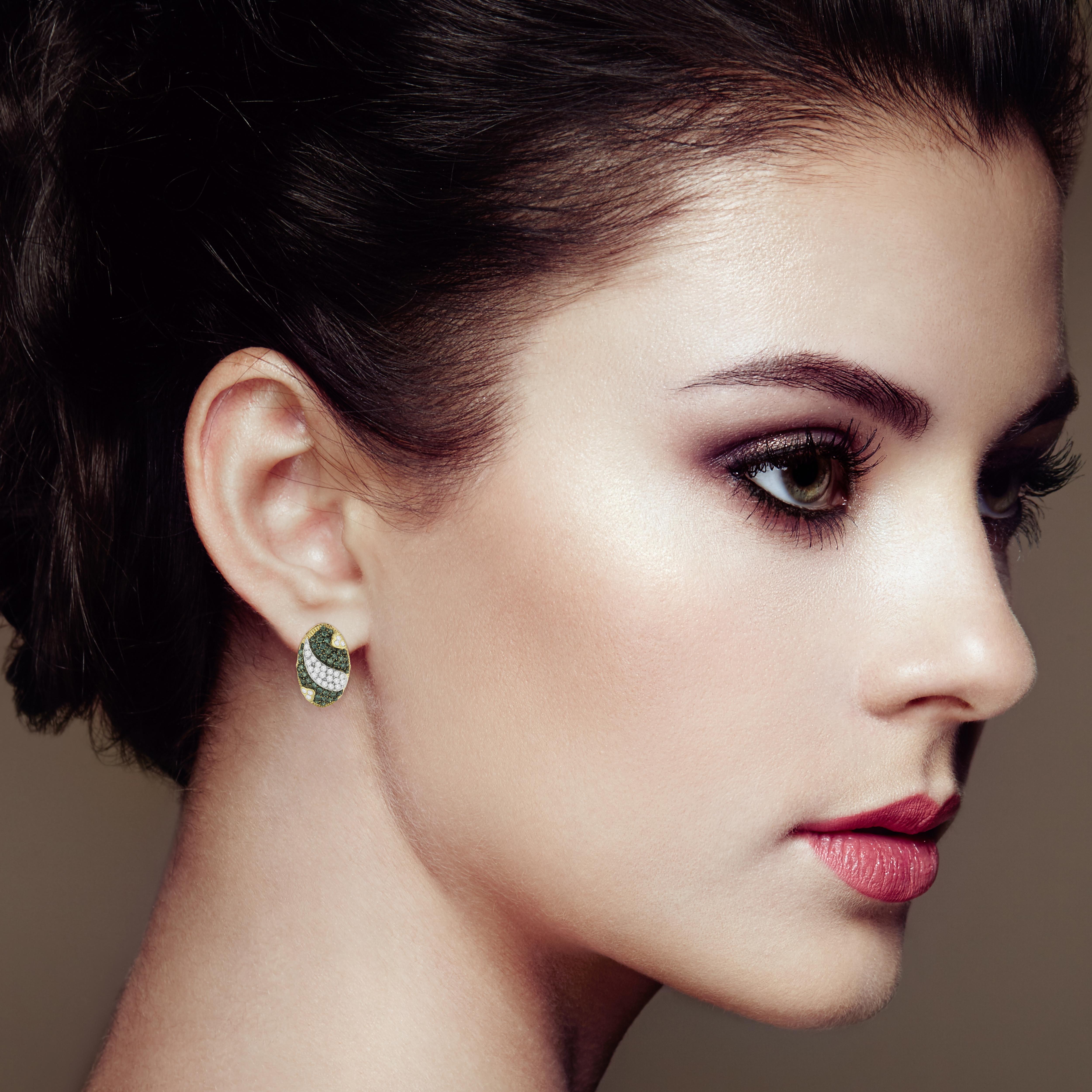Taille ronde Boucles d'oreilles énormes en or jaune 14 carats avec diamants bleus et blancs traités 2 1/4 carats en vente