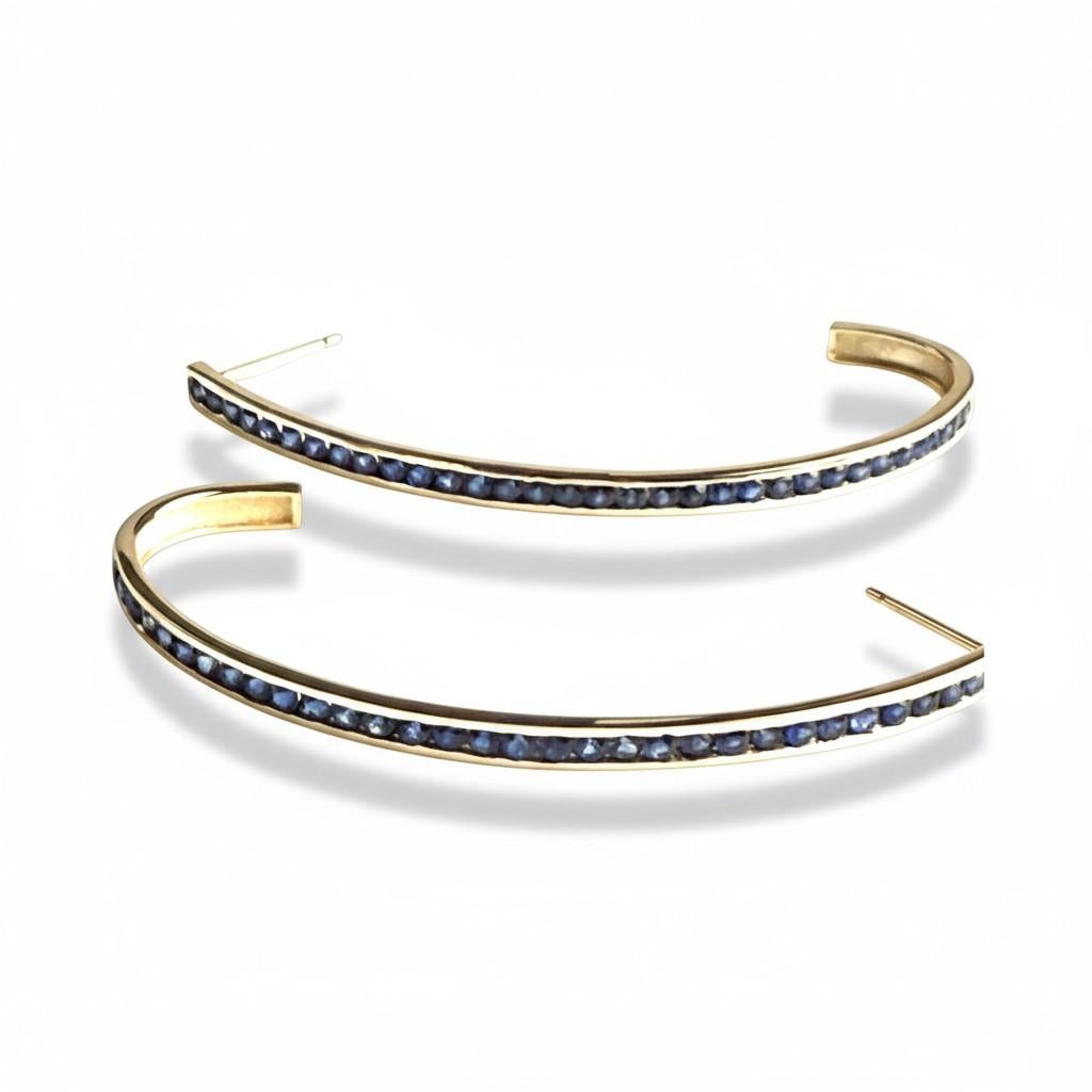 Or jaune 14K  Boucles d'oreilles 2 pouces avec saphirs pesant 2.15 carats Neuf - En vente à New York, NY