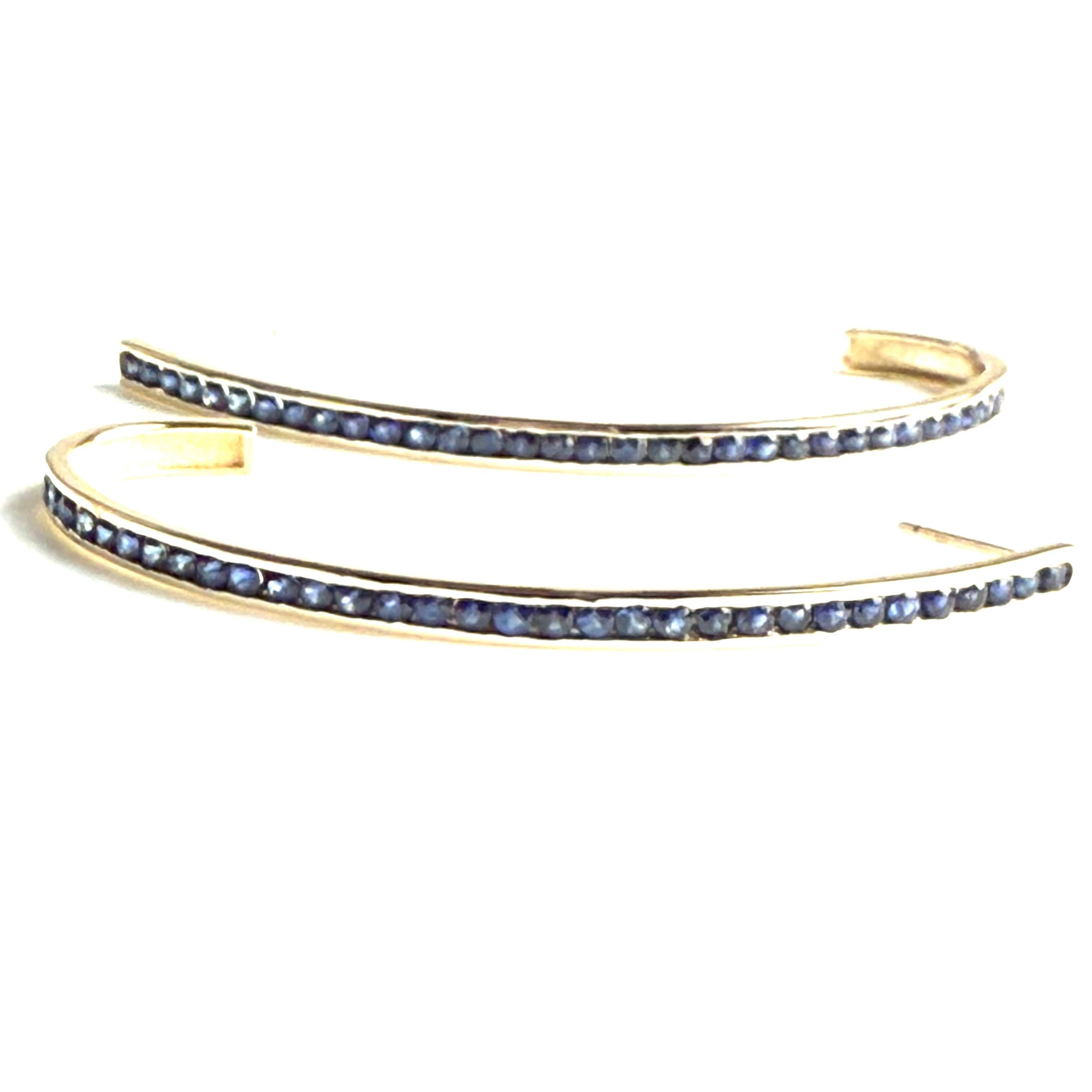Or jaune 14K  Boucles d'oreilles 2 pouces avec saphirs pesant 2.15 carats en vente 1