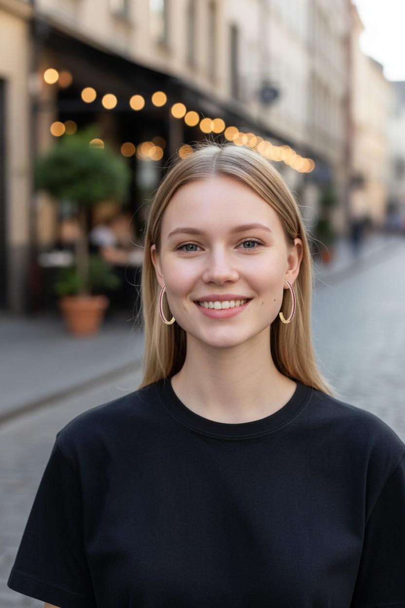 Fabriquées à la main dans le quartier des diamantaires de New York, ces demi-boucles d'oreilles allongées présentent une ligne élégante de rubis ronds totalisant 1,86 carat. D'une longueur de 2 pouces et d'une largeur de 0,12 pouce, ils constituent
