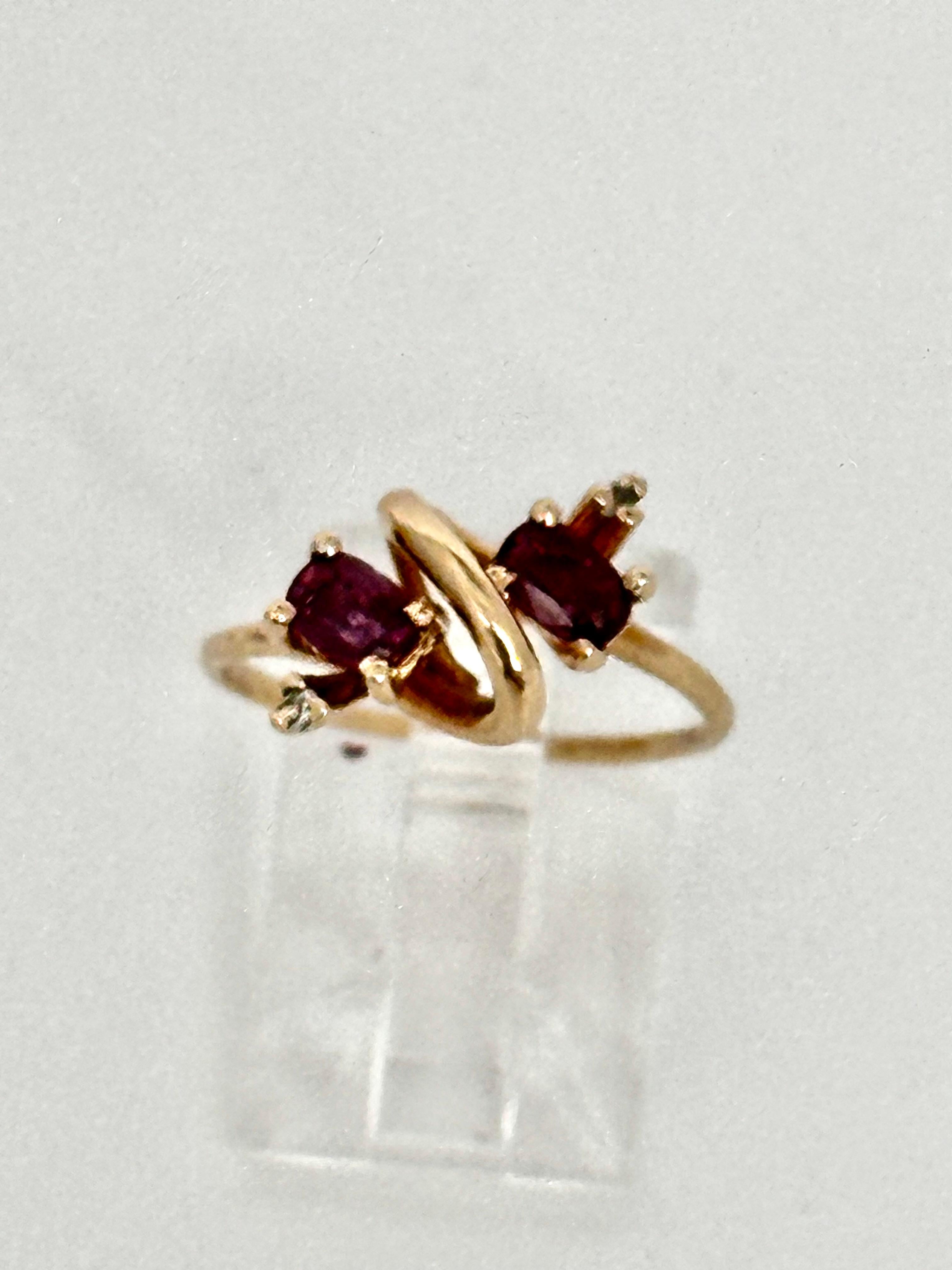 14k Yellow Gold ~ 2 Oval Ruby's and Diamond ~ Ring ~ Size 6 For Sale 3