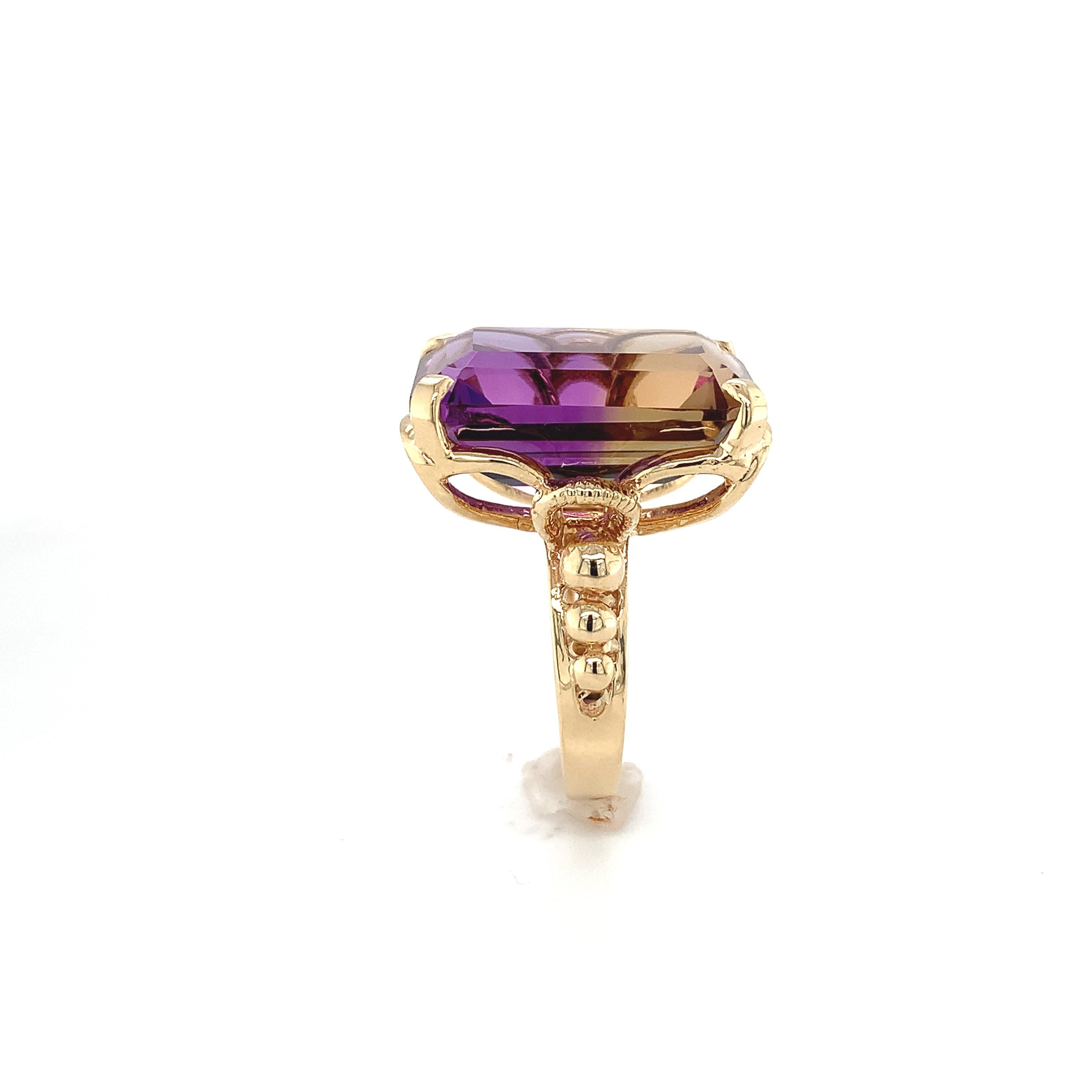 Ring aus 14 Karat Gelbgold mit einem großen Ametrin im Smaragdschliff mit einem Gewicht von 20,52 Karat. Der Ametrin ist eine Kombination aus Amethyst und Citrinquarz. Der Ametrin ist frisch poliert und hat eine Farbe, die von goldgelb bis