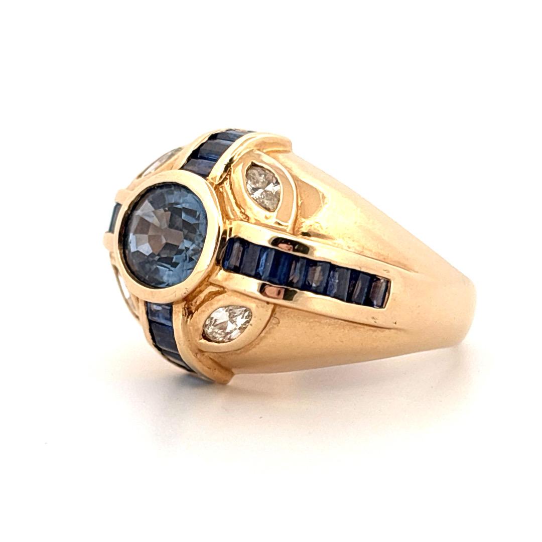 Rétro Or jaune 14K Saphir bleu central 2.00 carats et diamant + saphir 1.40 carats en vente