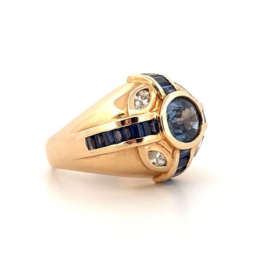 Taille ovale Or jaune 14K Saphir bleu central 2.00 carats et diamant + saphir 1.40 carats en vente