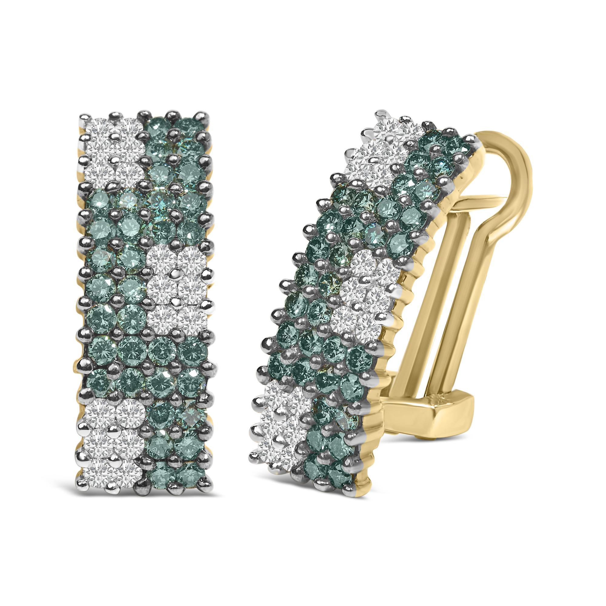 Sumérgete en la elegancia de estos exquisitos pendientes, magistralmente elaborados en radiante oro amarillo de 14 quilates. El encanto de este deslumbrante accesorio reside en su suntuoso diseño, con cuatro filas de diamantes engastados que suman