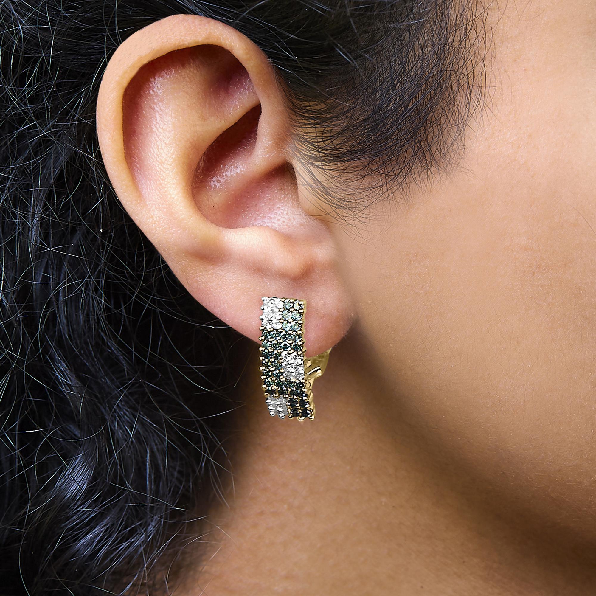 Pendientes Omegaback de cuatro filas de diamantes azules tratados en blanco de 2,00 qt de oro amarillo de 14 quilates Corte redondo en venta