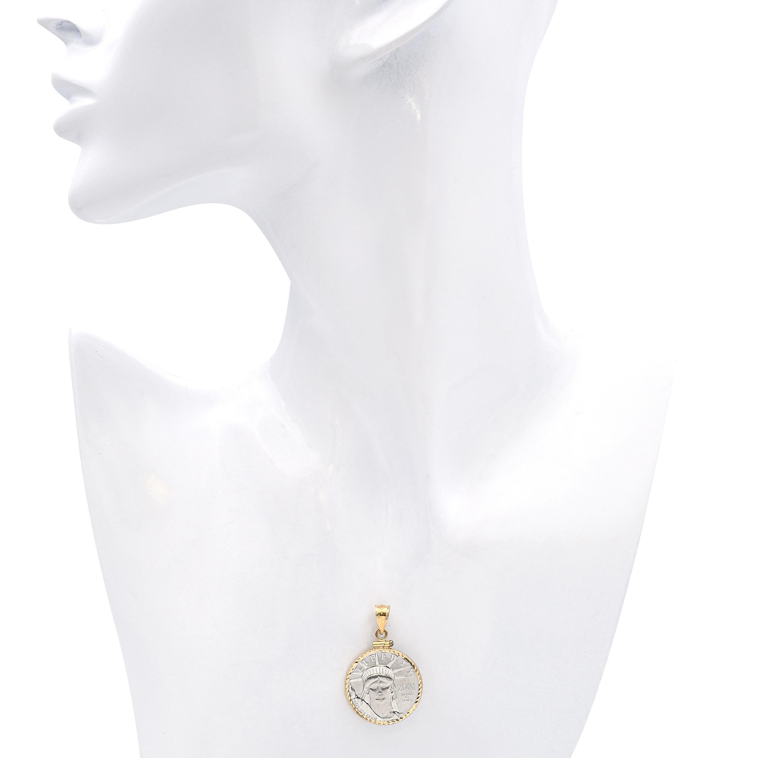 14k Yellow Gold 2001 25$ 1/4 oz Platinum Coin Pendant Bon état - En vente à New York, NY