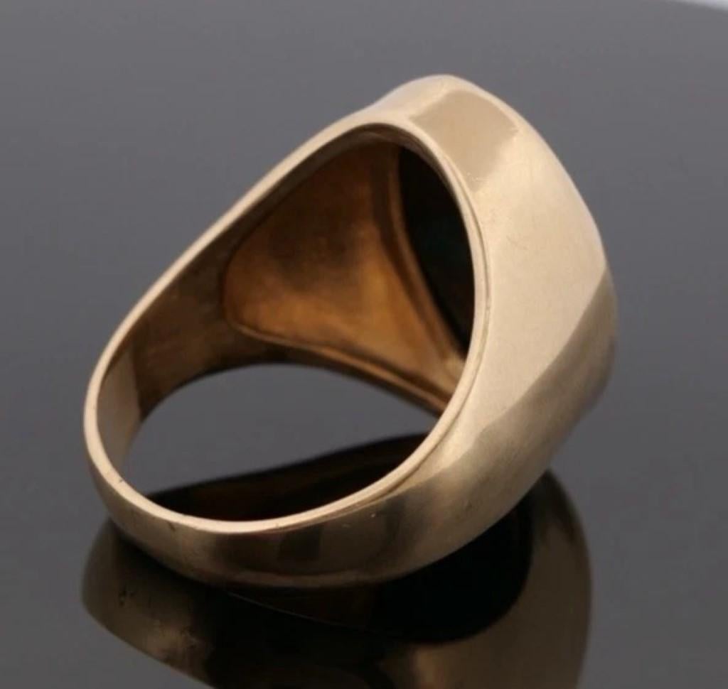 Art déco Bague homme en or jaune 14K 20.80 grammes pierre de sang cabochon ovale Taille 14.5 en vente