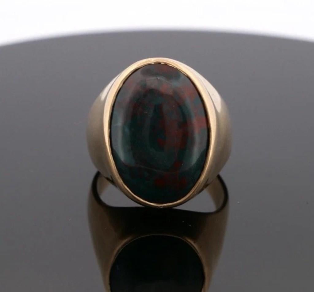 Bague homme en or jaune 14K 20.80 grammes pierre de sang cabochon ovale Taille 14.5 Pour hommes en vente