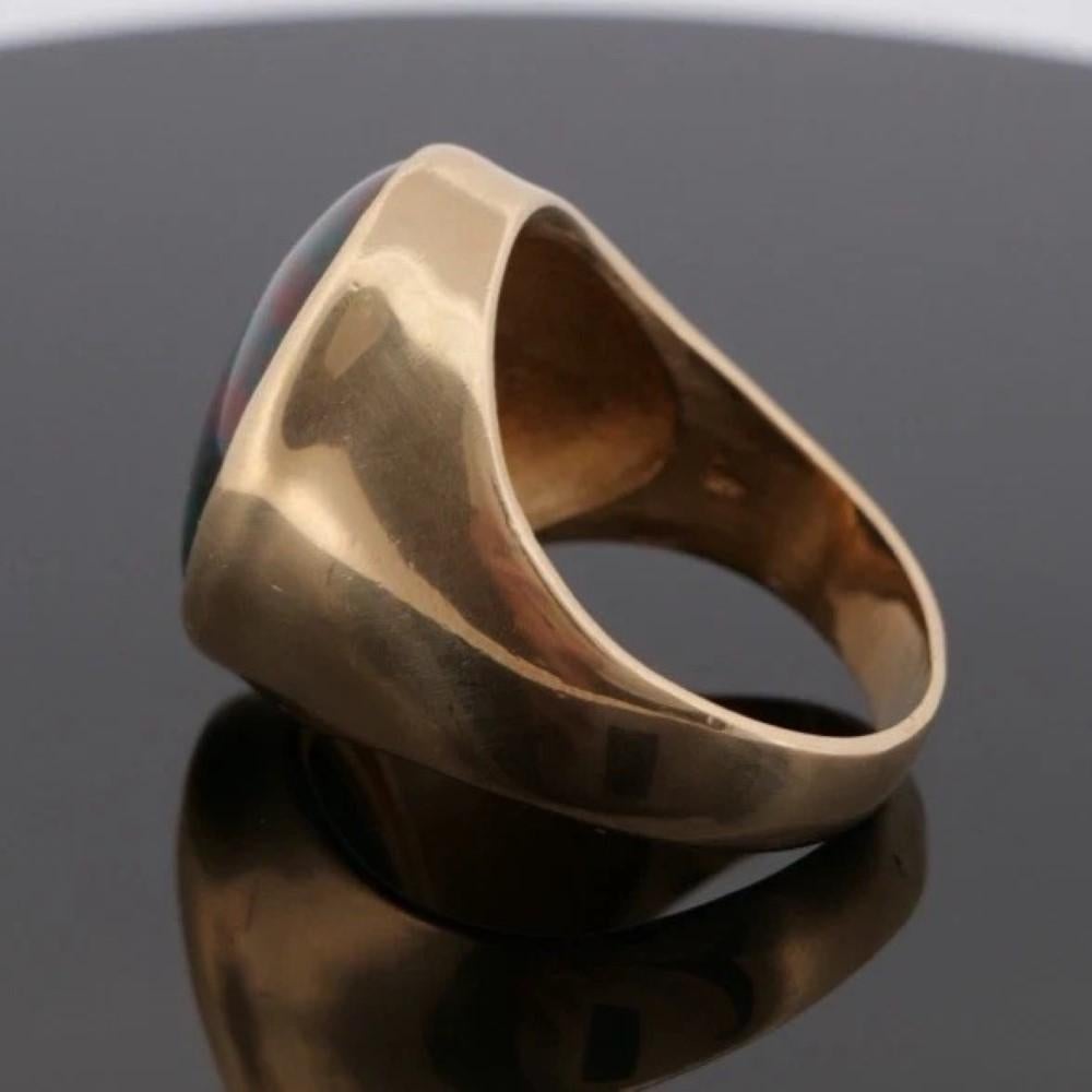 Bague homme en or jaune 14K 20.80 grammes pierre de sang cabochon ovale Taille 14.5 en vente 1