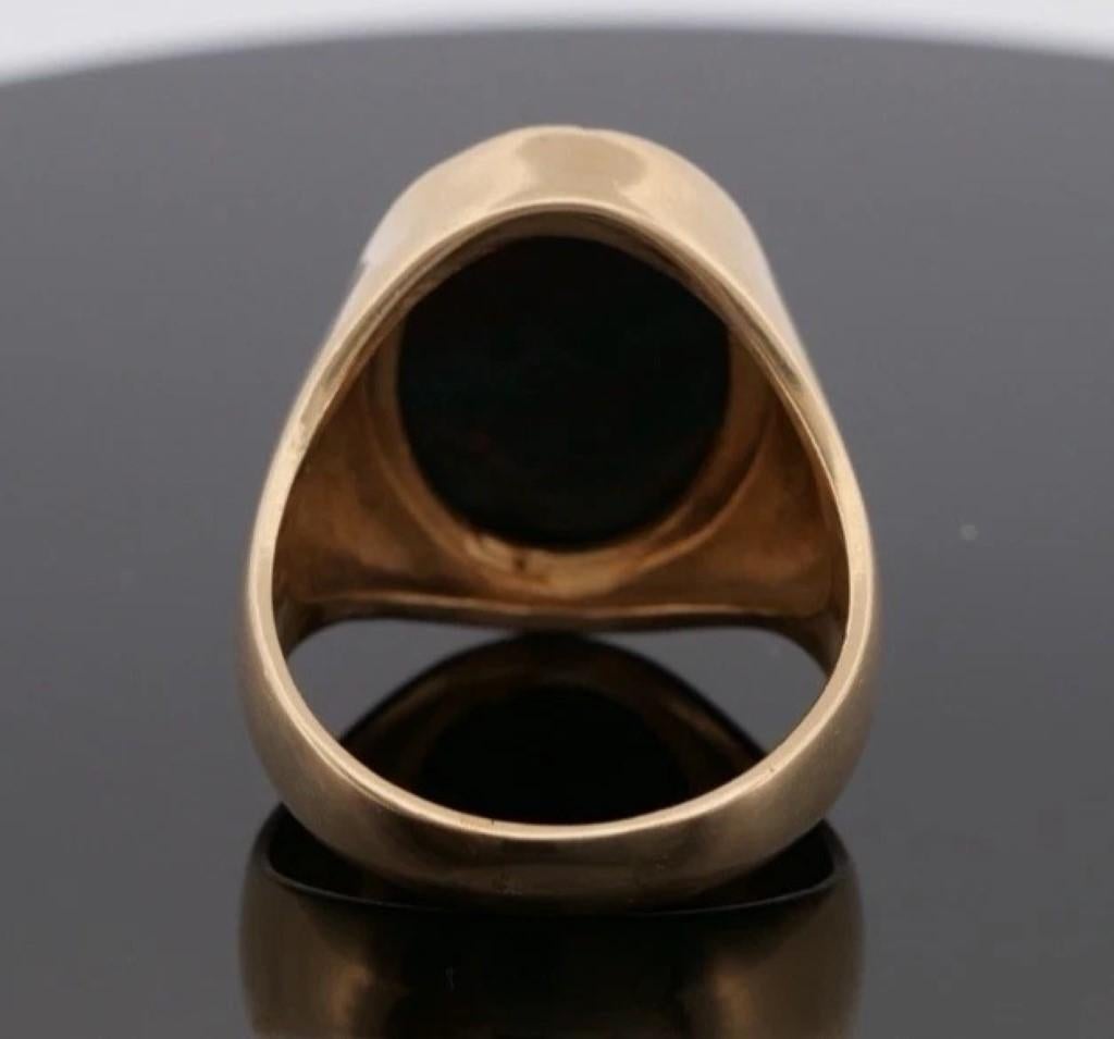 Bague homme en or jaune 14K 20.80 grammes pierre de sang cabochon ovale Taille 14.5 en vente 2