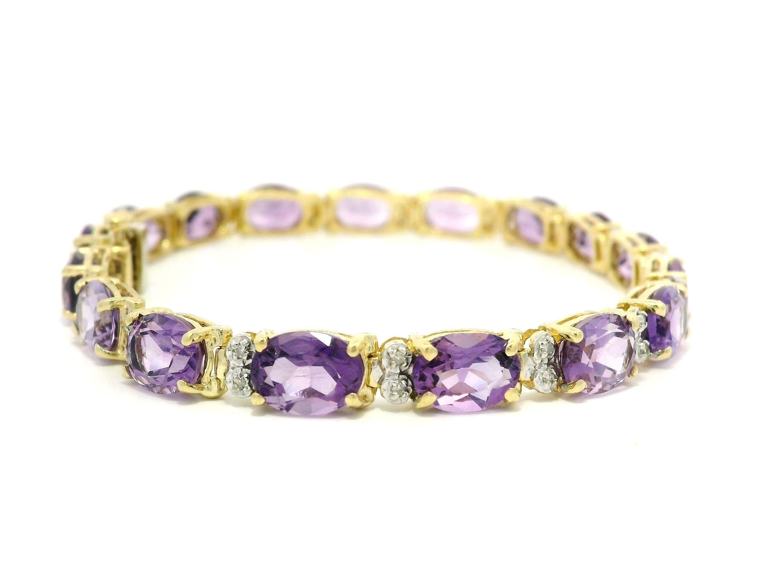 -A. Stone
(17) Ametiste naturali autentiche - taglio ovale Brilliante - incastonate - colore viola - 8x6mm- 21ctw (circa)
(34) Diamanti naturali autentici - Taglio brillante rotondo - Set di illusioni - Bei diamanti bianchi brillanti

Materiale: Oro