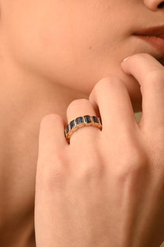 Anillo de oro amarillo de 14 quilates con media alianza de zafiro azul natural de 2,24 quilates