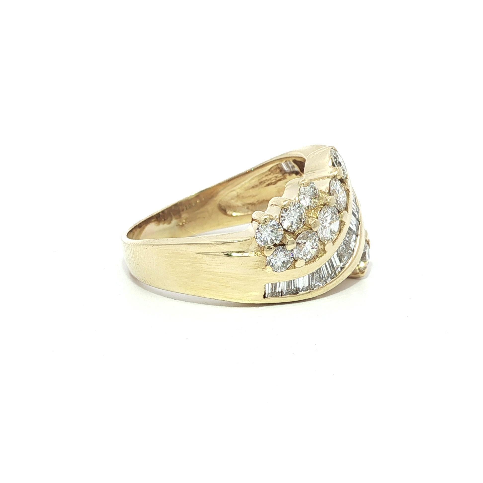 Anello a fascia larga con diamanti tondi e baguette in oro giallo 14k da 2,25 ct. in vendita 5