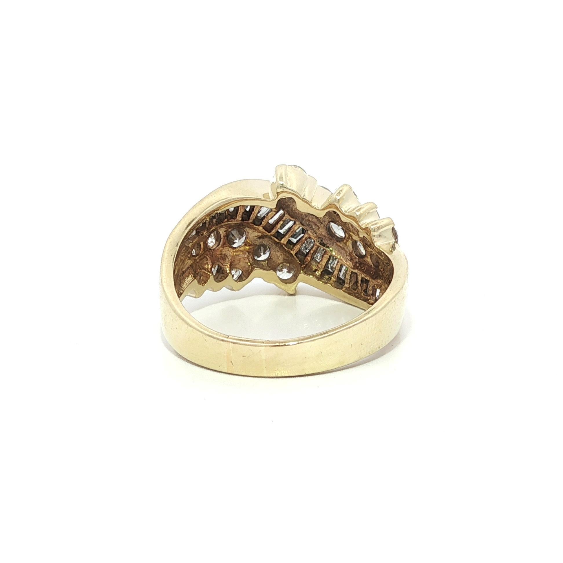 Anello a fascia larga con diamanti tondi e baguette in oro giallo 14k da 2,25 ct. in vendita 6