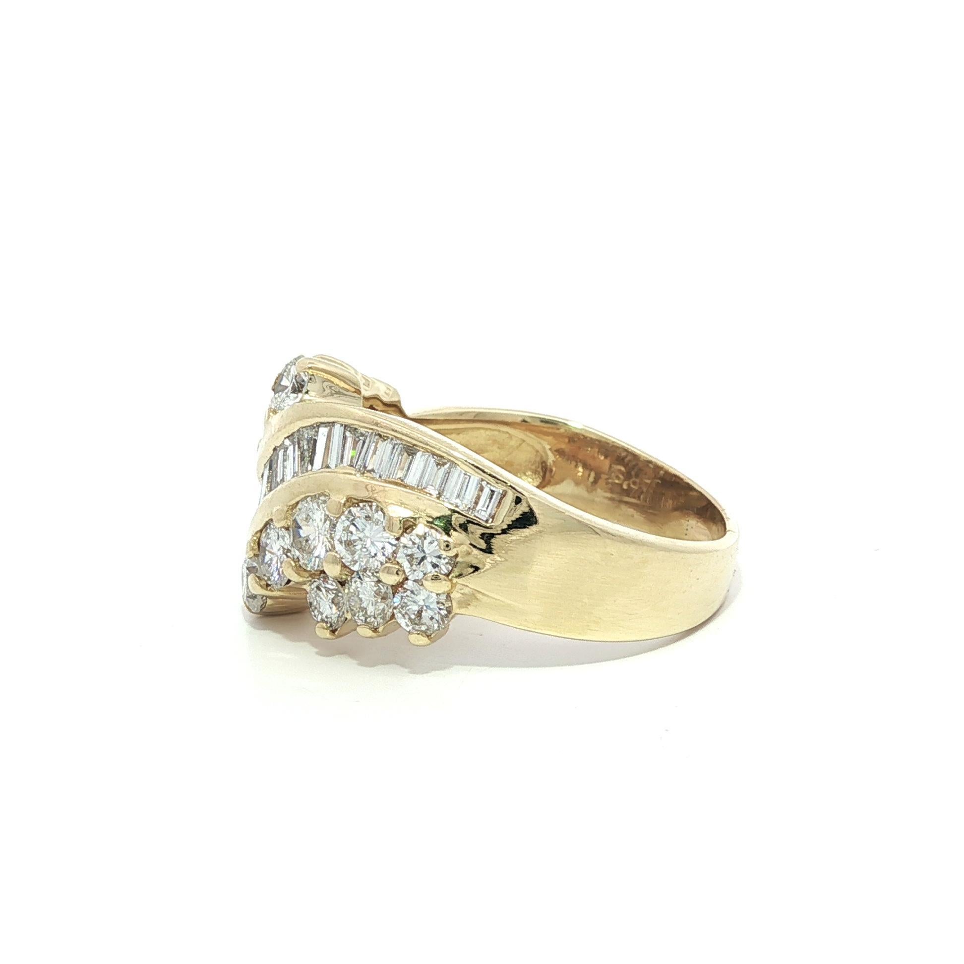 Anello a fascia larga con diamanti tondi e baguette in oro giallo 14k da 2,25 ct. in vendita 7