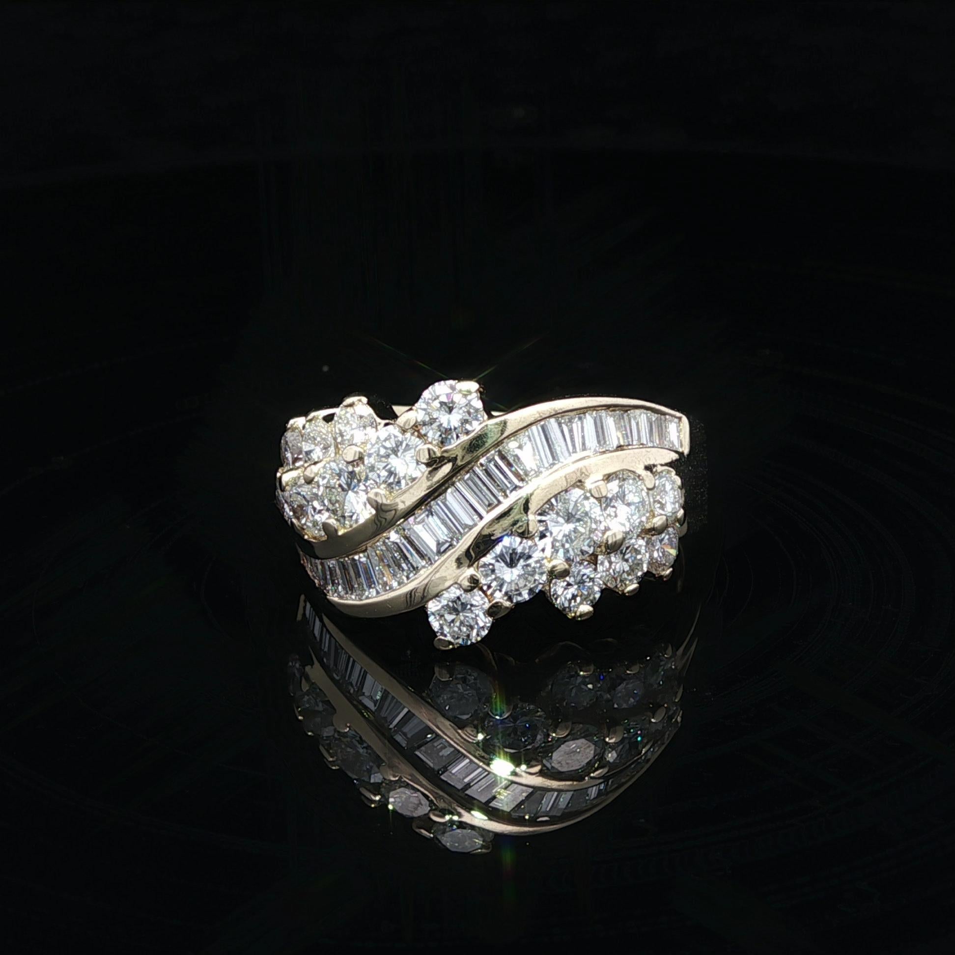 -A. Stone
(36) Diamanti naturali autentici - 20 Baguette e 16 rotondi taglio brillante - Incastonatura a canale e a forchetta - Diamanti Whiting, molto brillanti - 2.25ctw (circa)

Materiale: Oro giallo massiccio 14k
Peso: 7,67 grammi
Misura