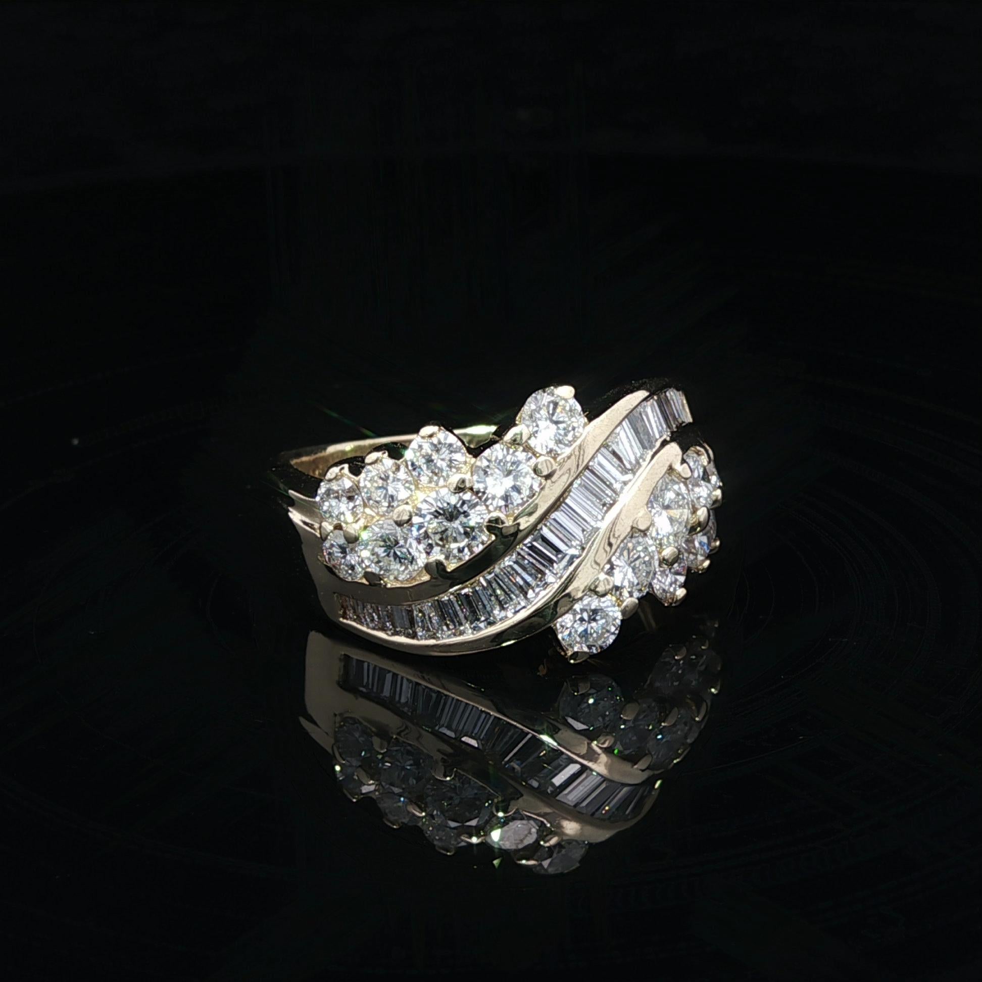 Taglio baguette Anello a fascia larga con diamanti tondi e baguette in oro giallo 14k da 2,25 ct. in vendita
